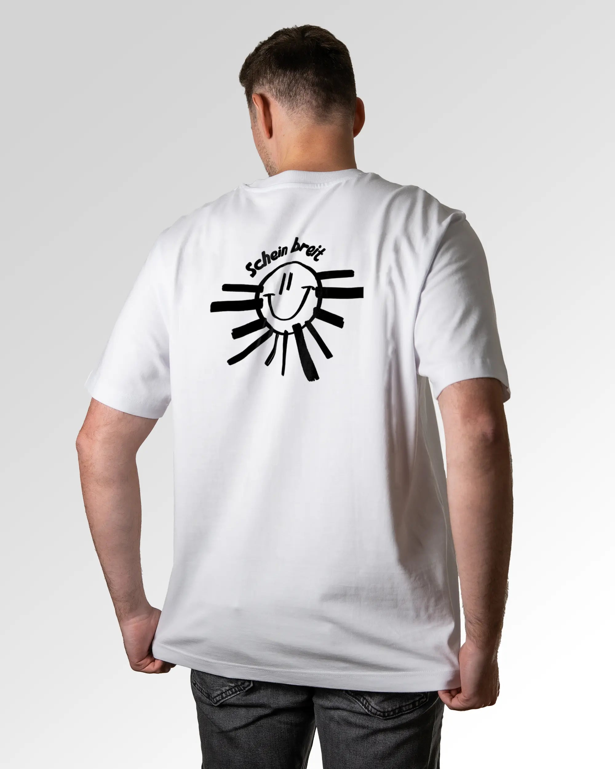 Primärer Modelshot der Druckseite des Organic Unisex T-Shirts von Maondo im Oversized Fit mit dem Design Schein Breit in der Farbe White