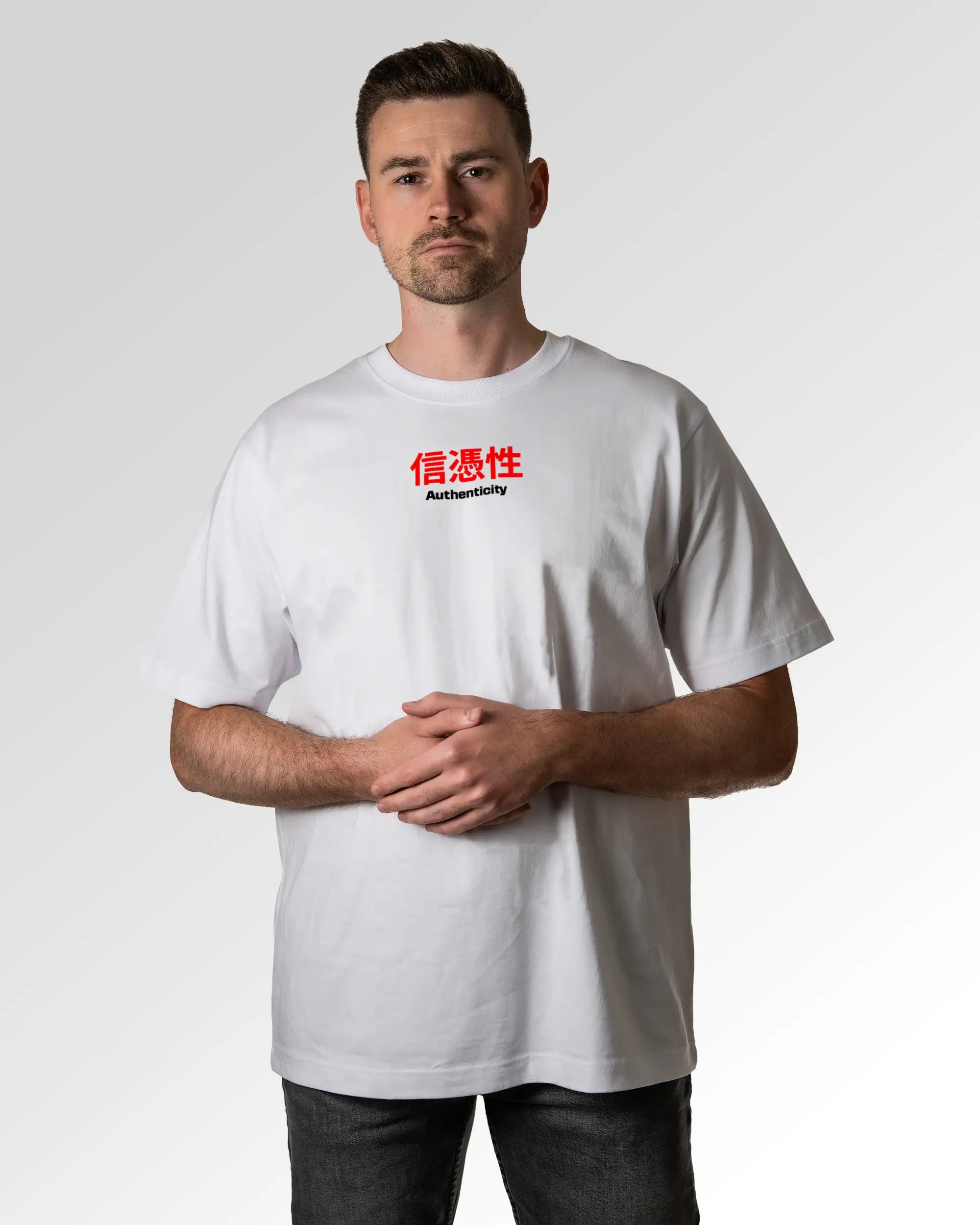 Männlicher Modelshot der primären Druckseite des Organic Unisex T-Shirts von Maondo im Oversized Fit mit dem Design Authentic Shit in der Farbe White