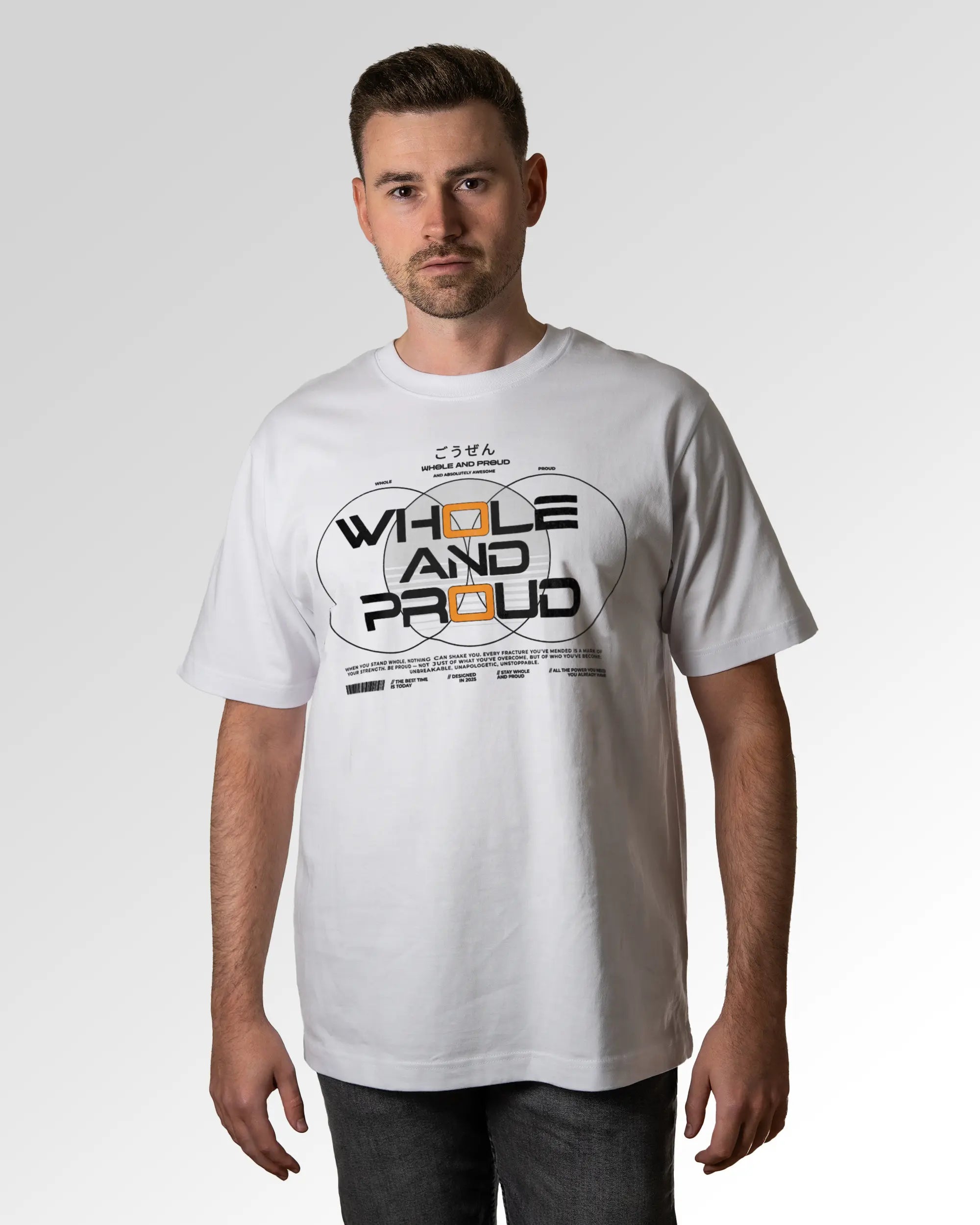 Männlicher Modelshot der primären Druckseite des Organic Unisex T-Shirts von Maondo im Oversized Fit mit dem Design Whole and proud in der Farbe White