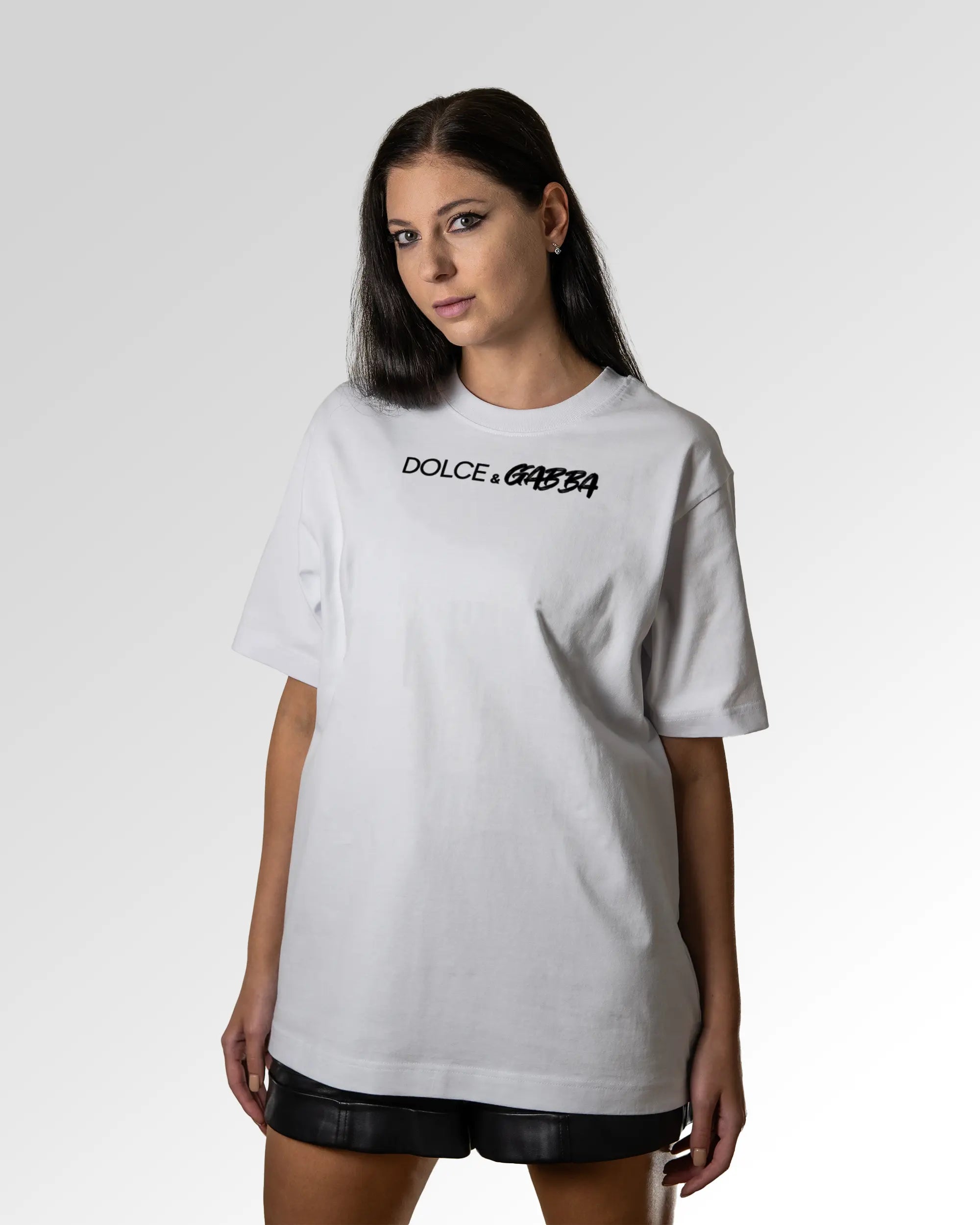 Sekundärer Modelshot der Druckseite des Organic Unisex T-Shirts von Maondo im Oversized Fit mit dem Design Dolce & Gabba in der Farbe White