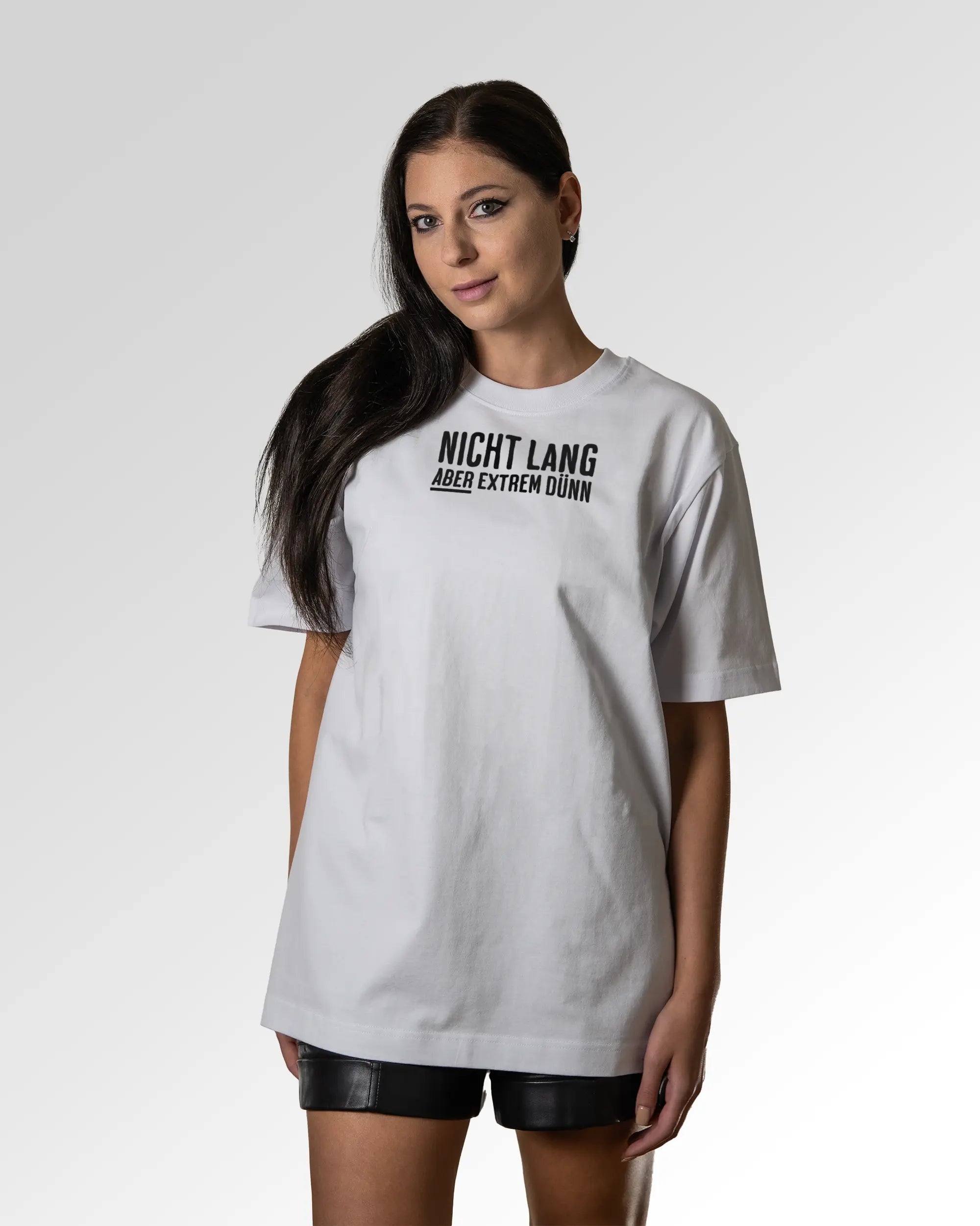 Sekundärer Modelshot der Druckseite des Organic Unisex T-Shirts von Maondo im Oversized Fit mit dem Design Zu kurz geraten in der Farbe White