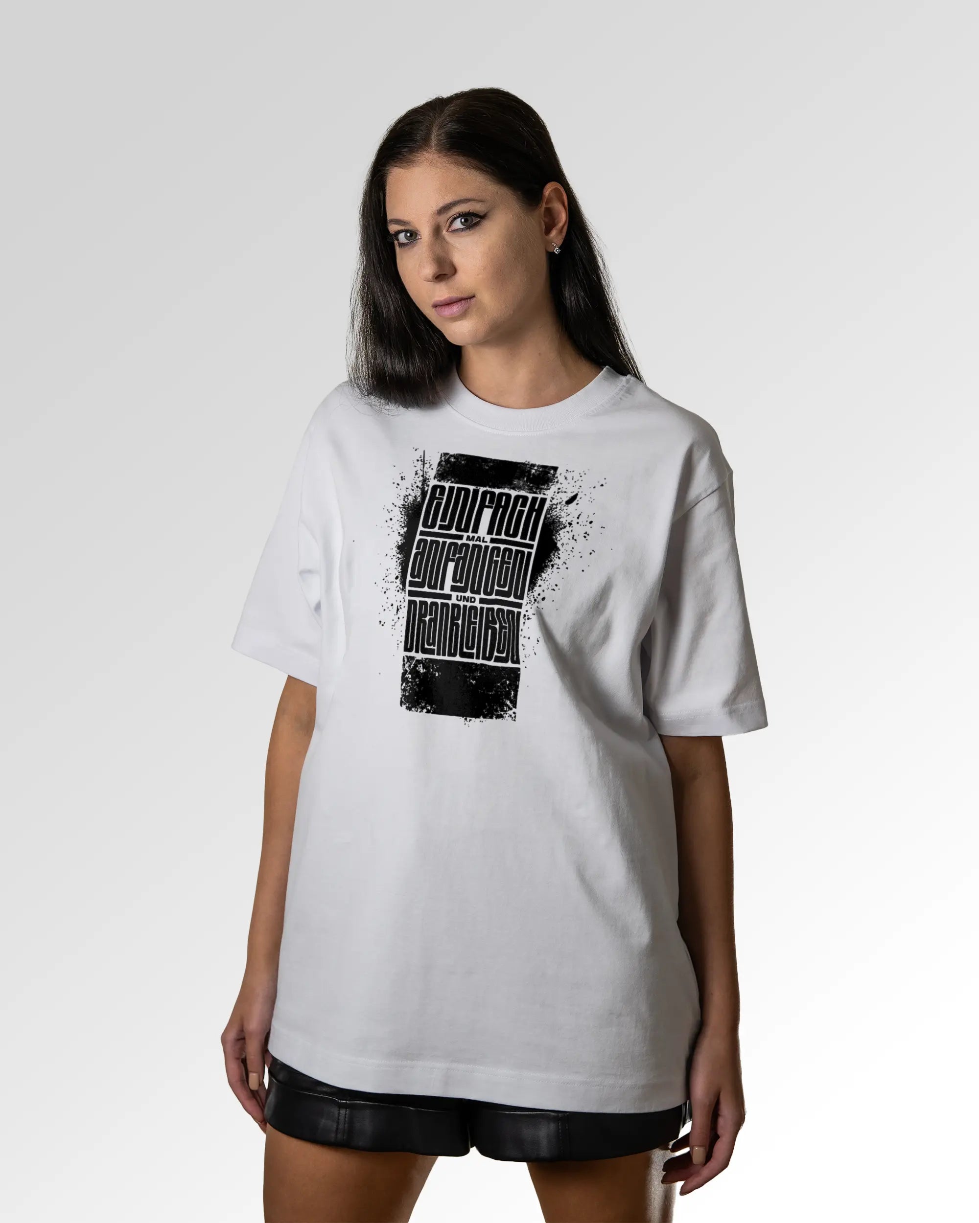 Sekundärer Modelshot der Druckseite des Organic Unisex T-Shirts von Maondo im Oversized Fit mit dem Design Einfach Anfangen in der Farbe White