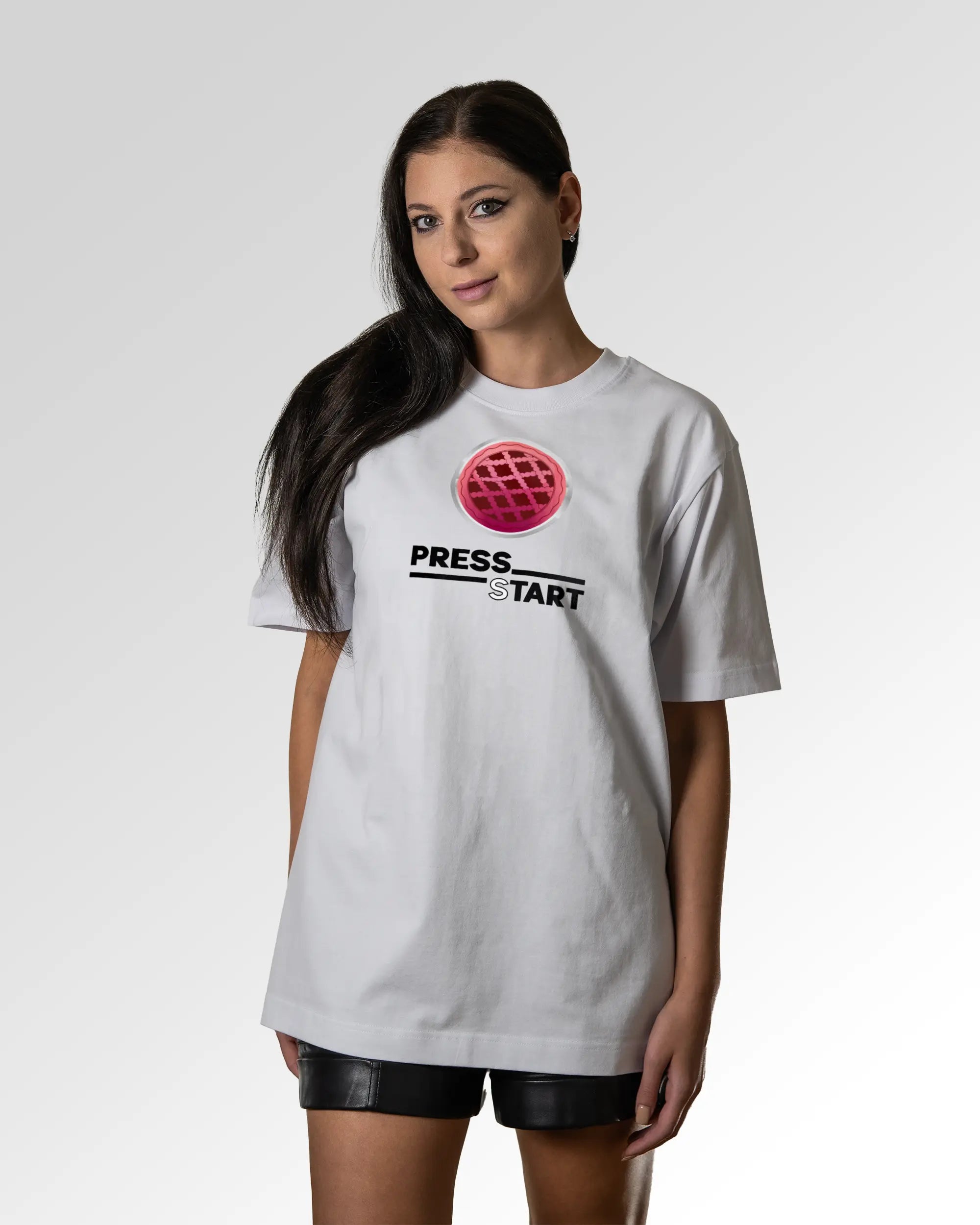 Sekundärer Modelshot der Druckseite des Organic Unisex T-Shirts von Maondo im Oversized Fit mit dem Design Press Tart in der Farbe White