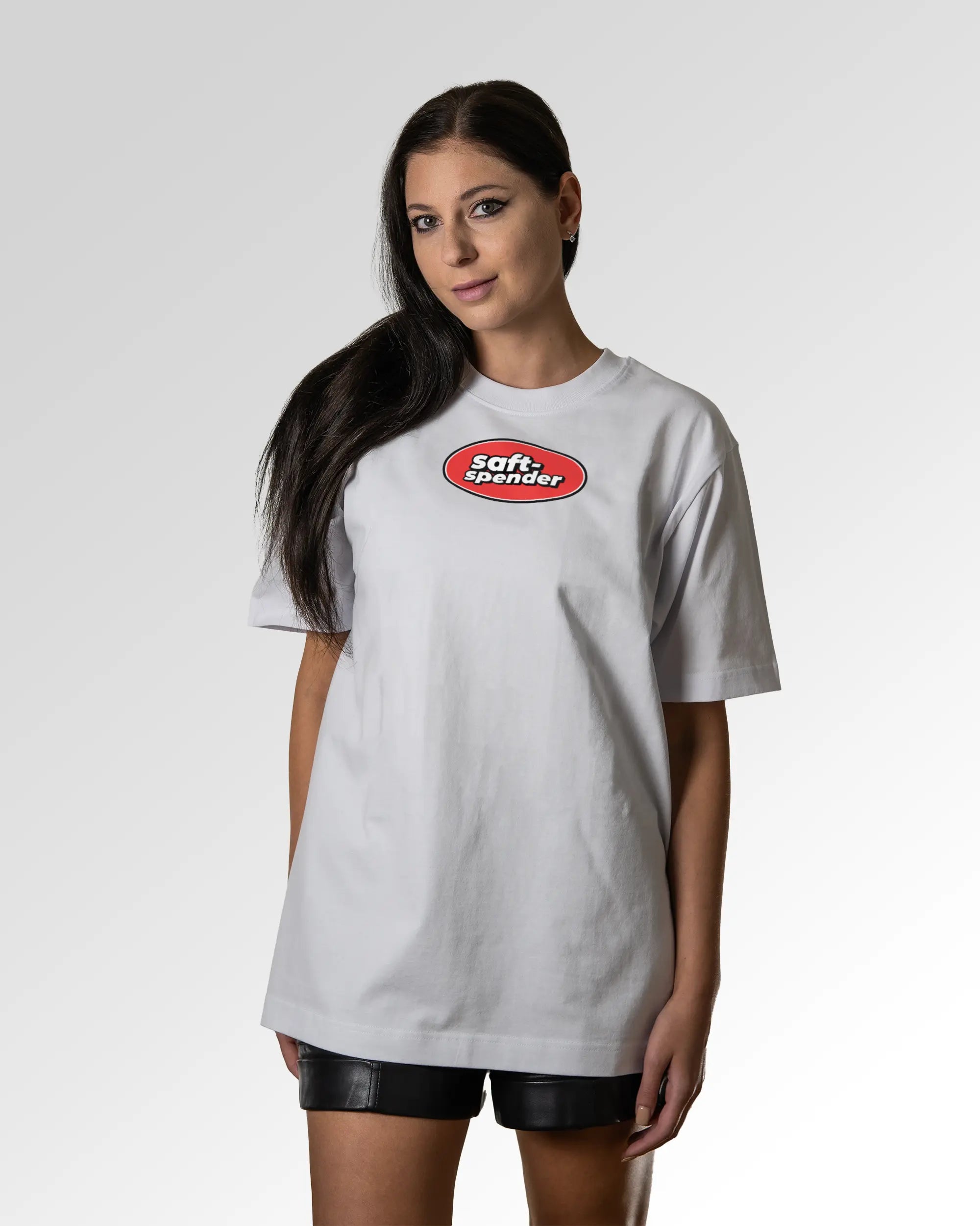 Sekundärer Modelshot der Druckseite des Organic Unisex T-Shirts von Maondo im Oversized Fit mit dem Design Saftspender in der Farbe White