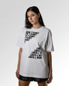 Sekundärer Modelshot der Druckseite des Organic Unisex T-Shirts von Maondo im Oversized Fit mit dem Design Basically ein T-Shirt in der Farbe White
