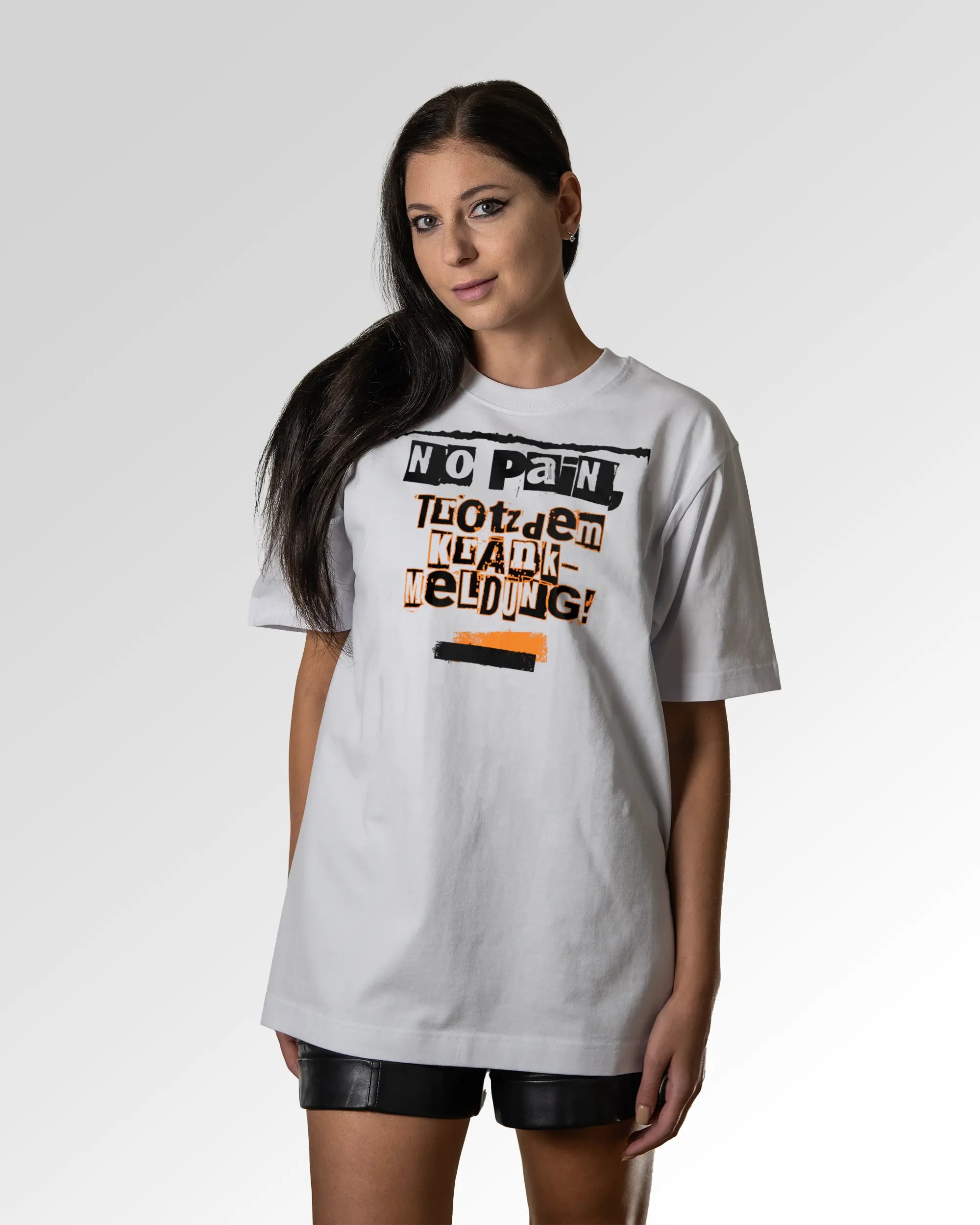 Sekundärer Modelshot der Druckseite des Organic Unisex T-Shirts von Maondo im Oversized Fit mit dem Design Krankmeldung in der Farbe White