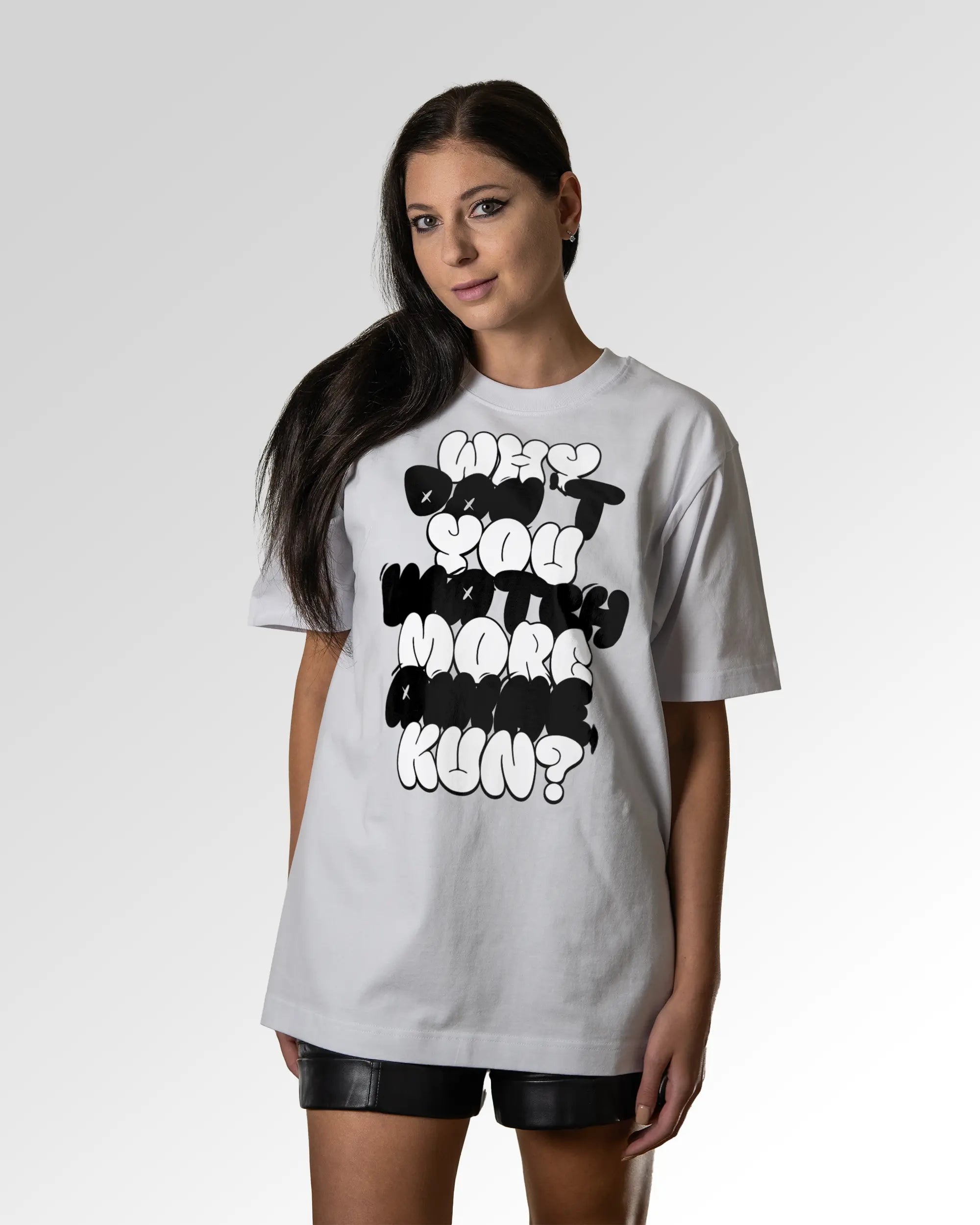 Sekundärer Modelshot der Druckseite des Organic Unisex T-Shirts von Maondo im Oversized Fit mit dem Design Anime Kun in der Farbe White