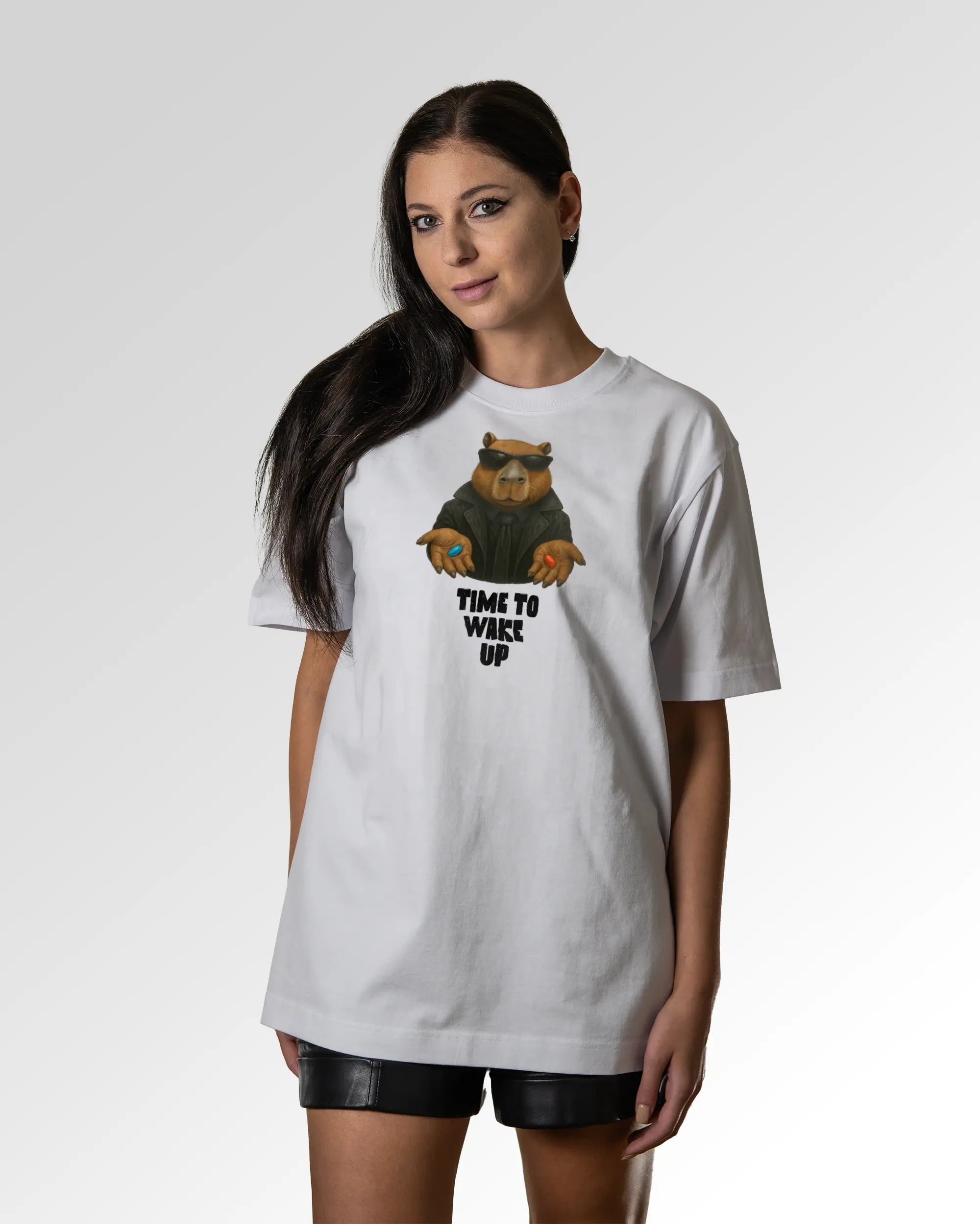 Sekundärer Modelshot der Druckseite des Organic Unisex T-Shirts von Maondo im Oversized Fit mit dem Design Wake up in der Farbe White