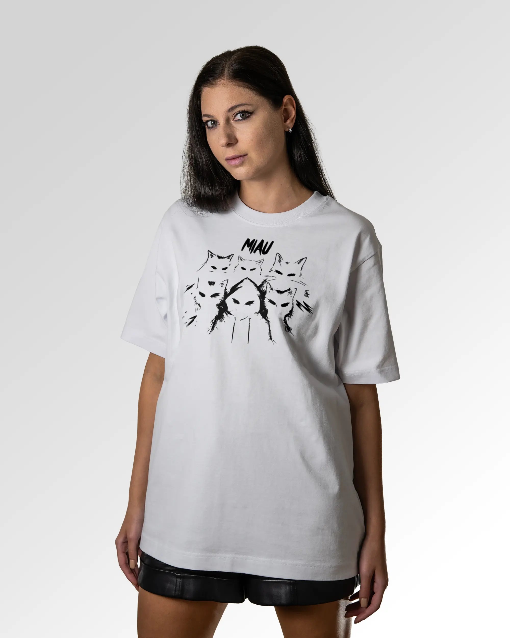 Sekundärer Modelshot der Druckseite des Organic Unisex T-Shirts von Maondo im Oversized Fit mit dem Design Miau Gang in der Farbe White