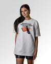 Sekundärer Modelshot der Druckseite des Organic Unisex T-Shirts von Maondo im Oversized Fit mit dem Design Ein Brett geben in der Farbe White