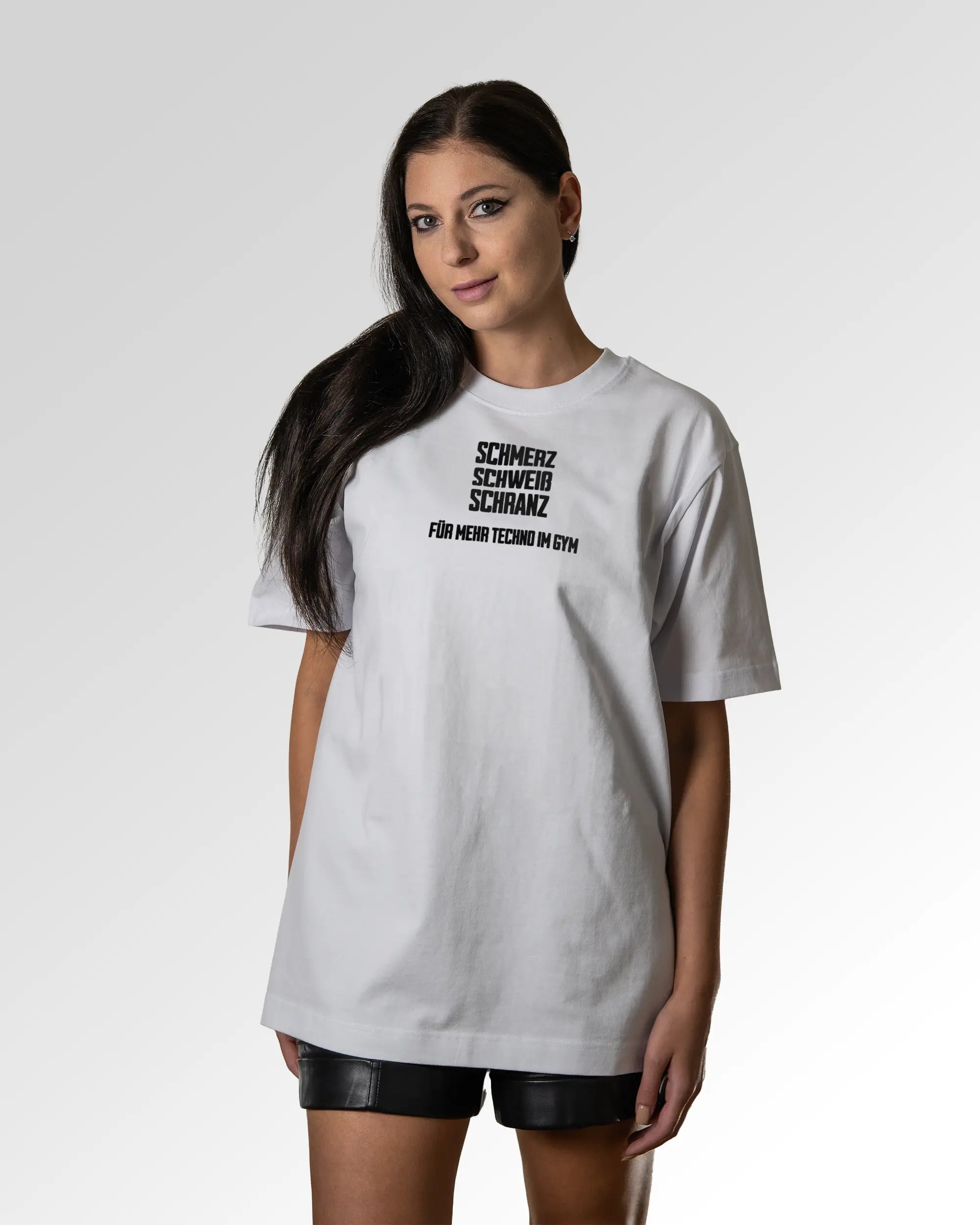 Sekundärer Modelshot der Druckseite des Organic Unisex T-Shirts von Maondo im Oversized Fit mit dem Design Techno im Gym in der Farbe White