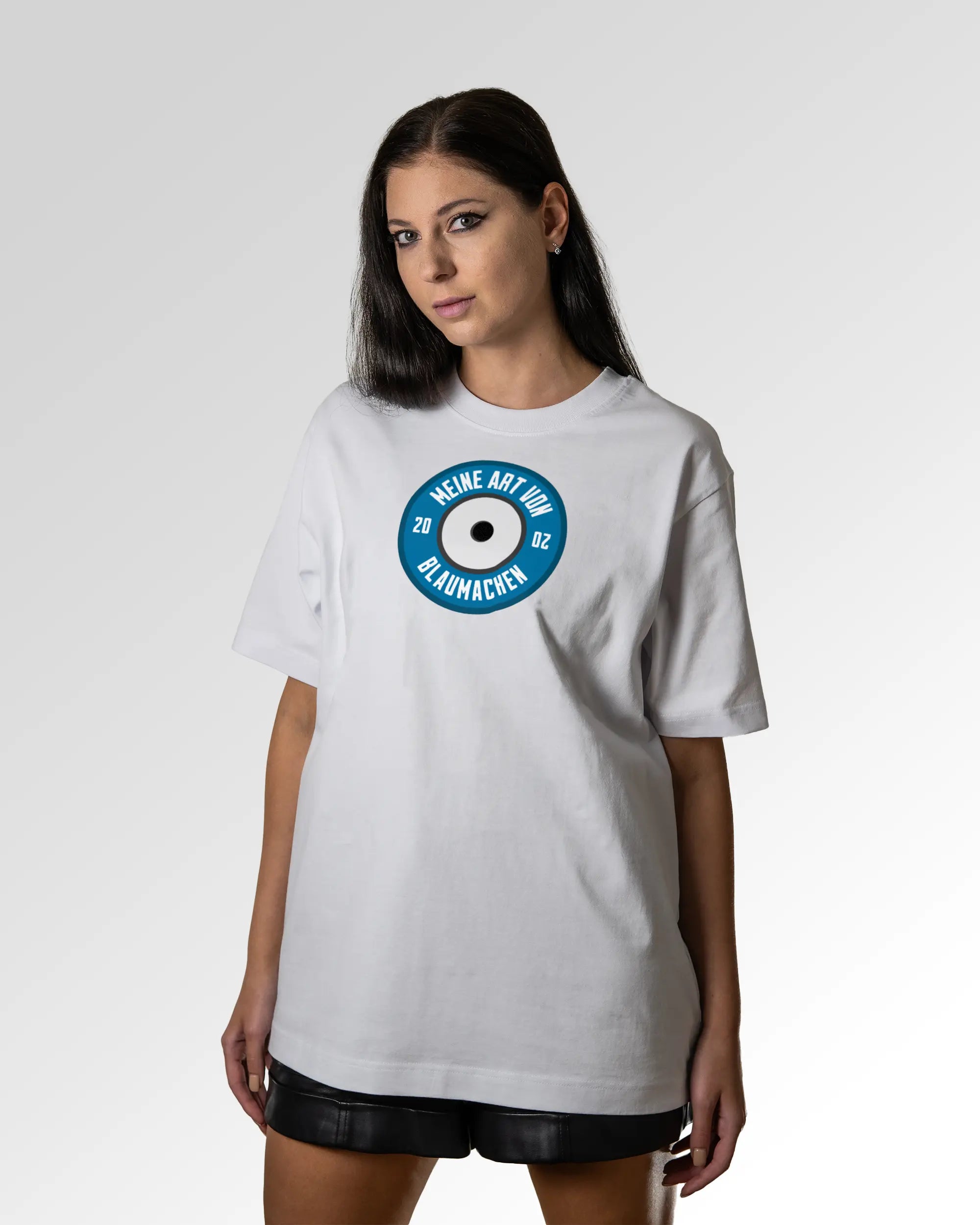Sekundärer Modelshot der Druckseite des Organic Unisex T-Shirts von Maondo im Oversized Fit mit dem Design Blaumachen in der Farbe White
