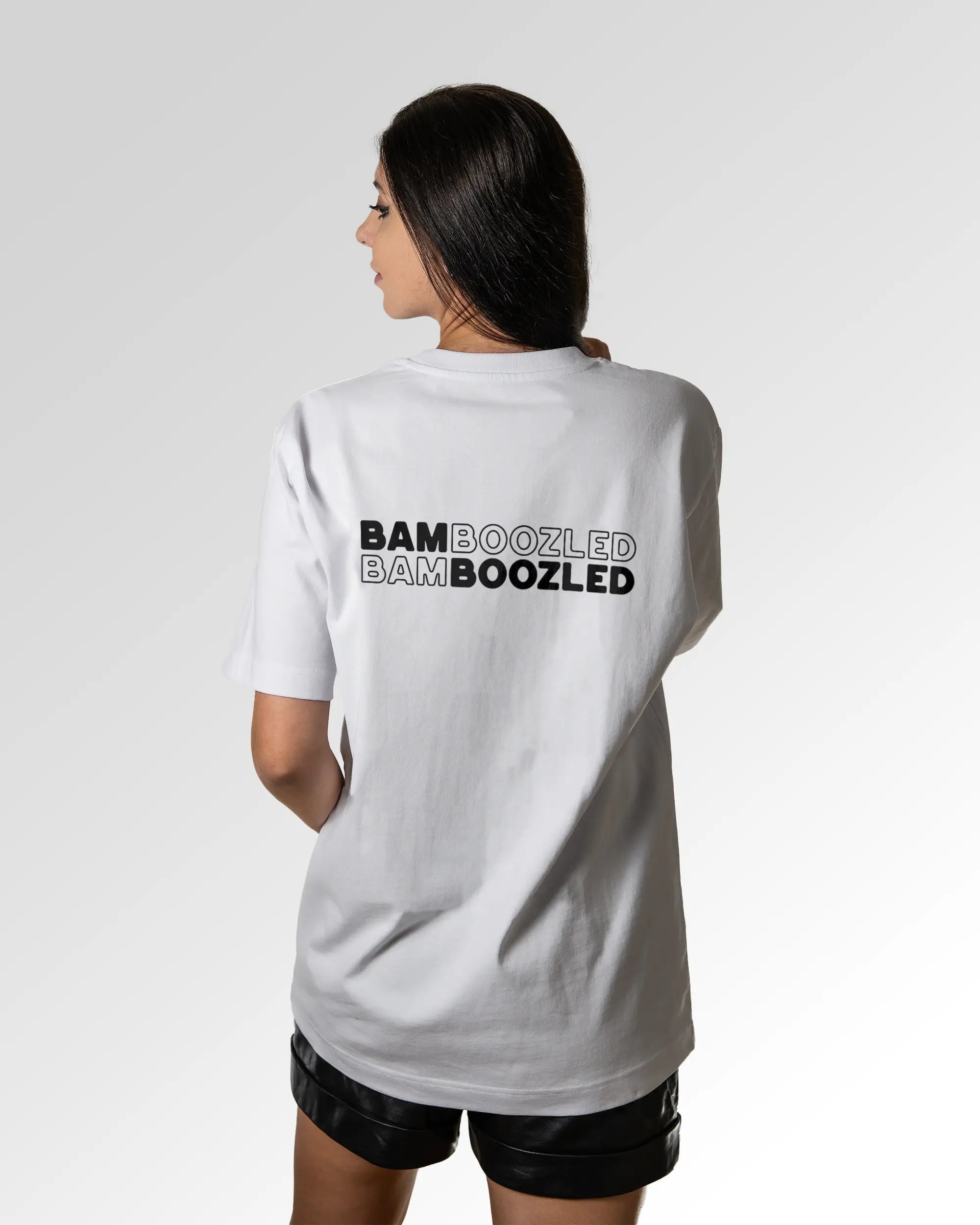 Sekundärer Modelshot der Druckseite des Organic Unisex T-Shirts von Maondo im Oversized Fit mit dem Design Double Bamboozled in der Farbe White