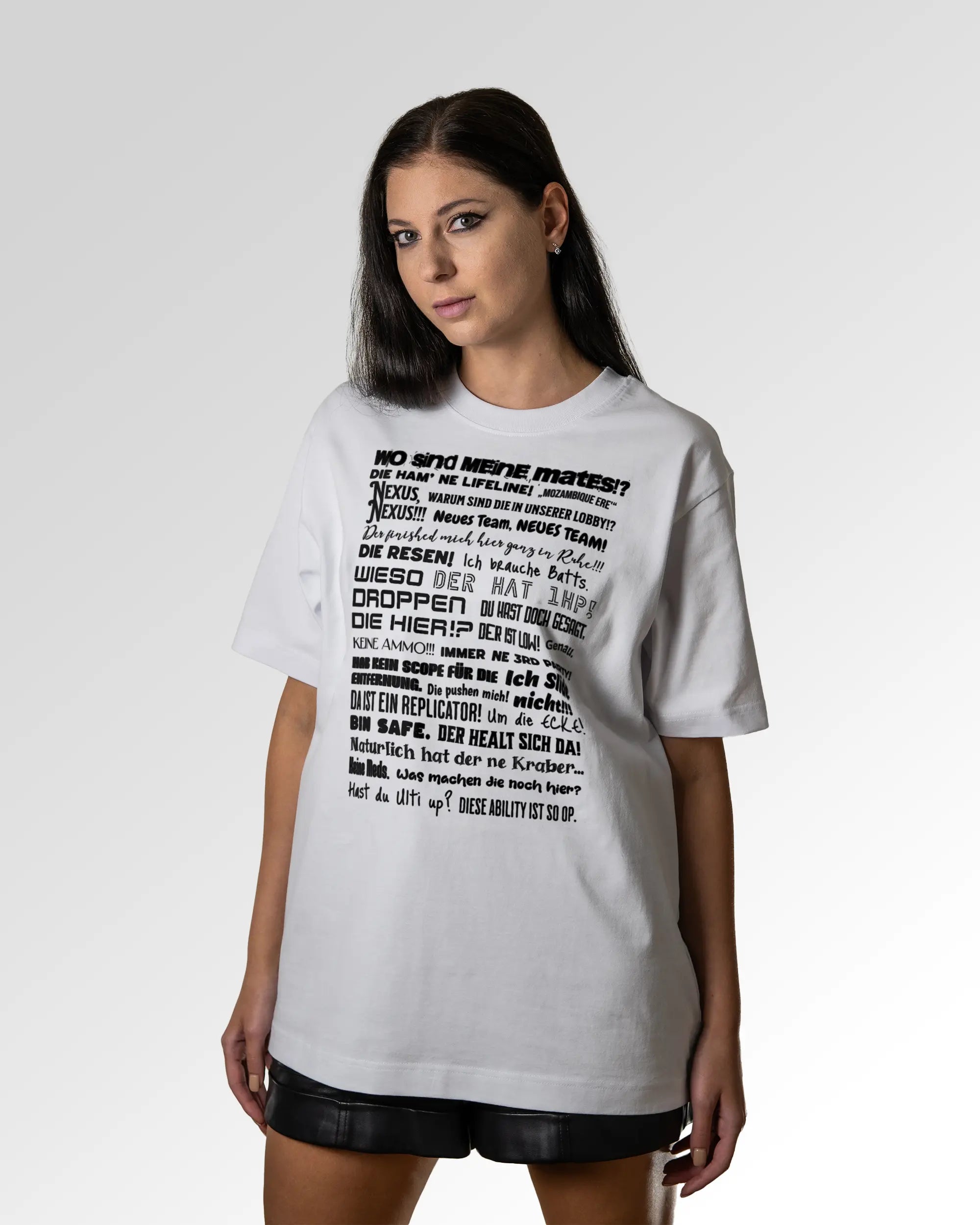 Sekundärer Modelshot der Druckseite des Organic Unisex T-Shirts von Maondo im Oversized Fit mit dem Design Apex Storytime in der Farbe White