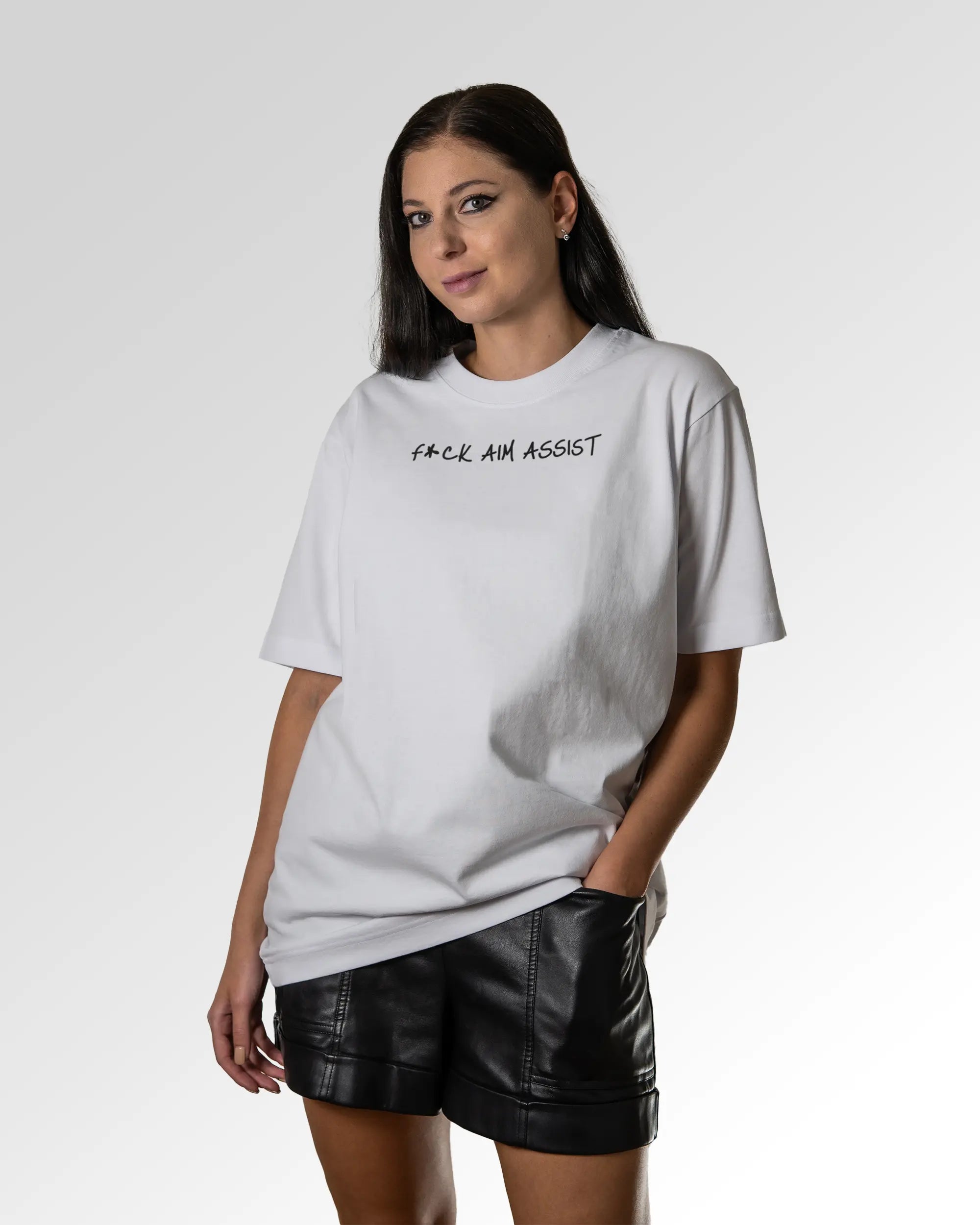 Sekundärer Modelshot der Druckseite des Organic Unisex T-Shirts von Maondo im Oversized Fit mit dem Design F Aim Assist in der Farbe White