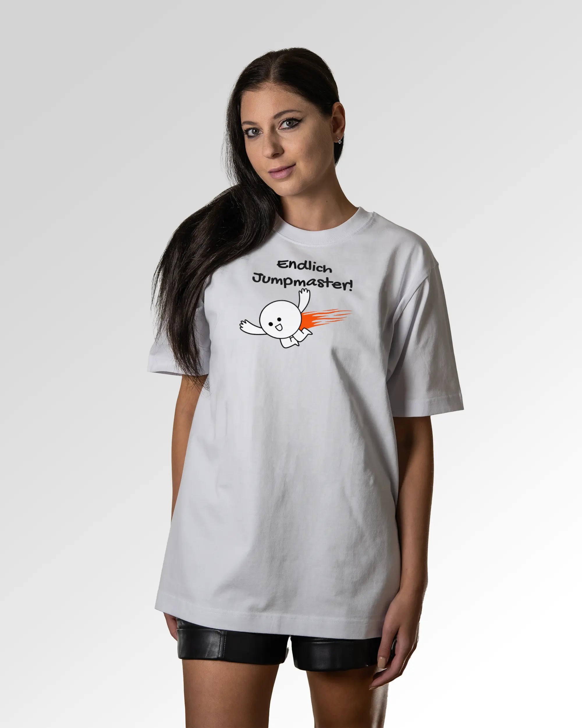 Sekundärer Modelshot der Druckseite des Organic Unisex T-Shirts von Maondo im Oversized Fit mit dem Design Endlich Jumpmaster in der Farbe White