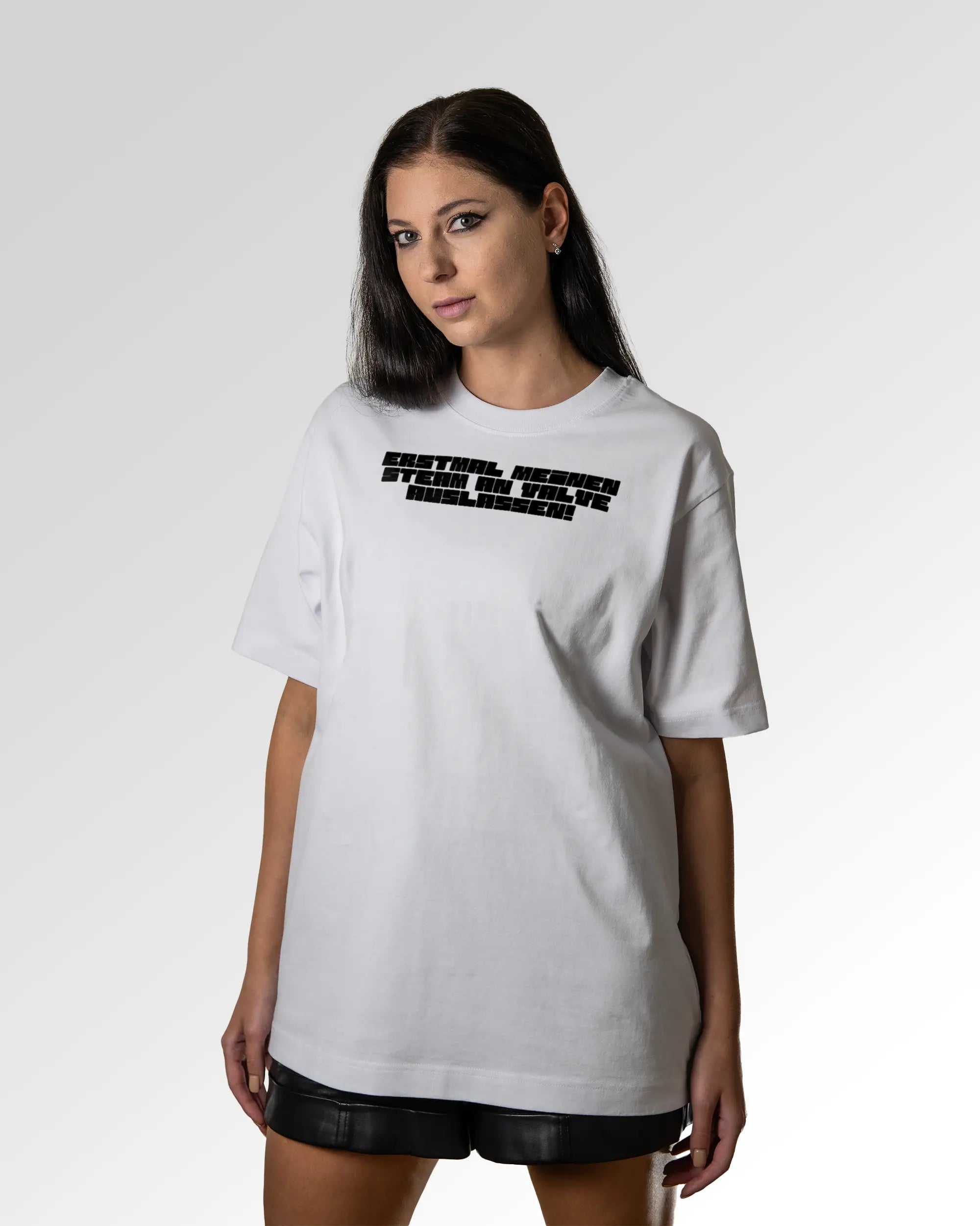 Sekundärer Modelshot der Druckseite des Organic Unisex T-Shirts von Maondo im Oversized Fit mit dem Design Lass es raus in der Farbe White