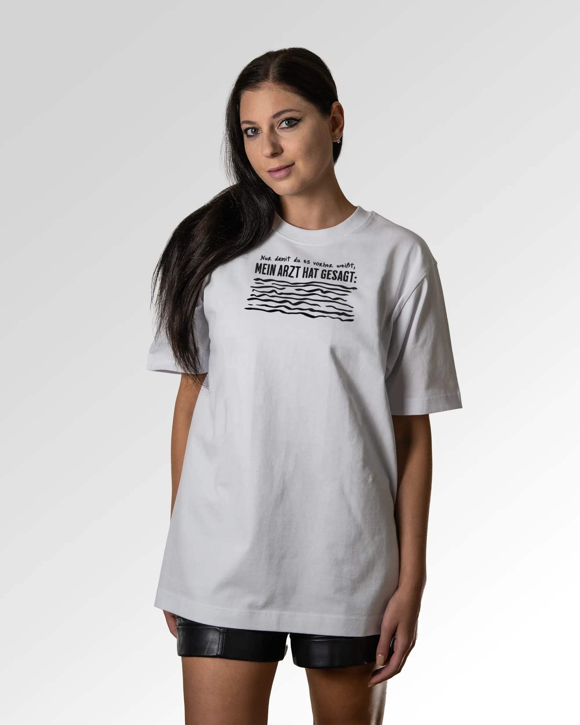 Sekundärer Modelshot der Druckseite des Organic Unisex T-Shirts von Maondo im Oversized Fit mit dem Design Anamnese in der Farbe White