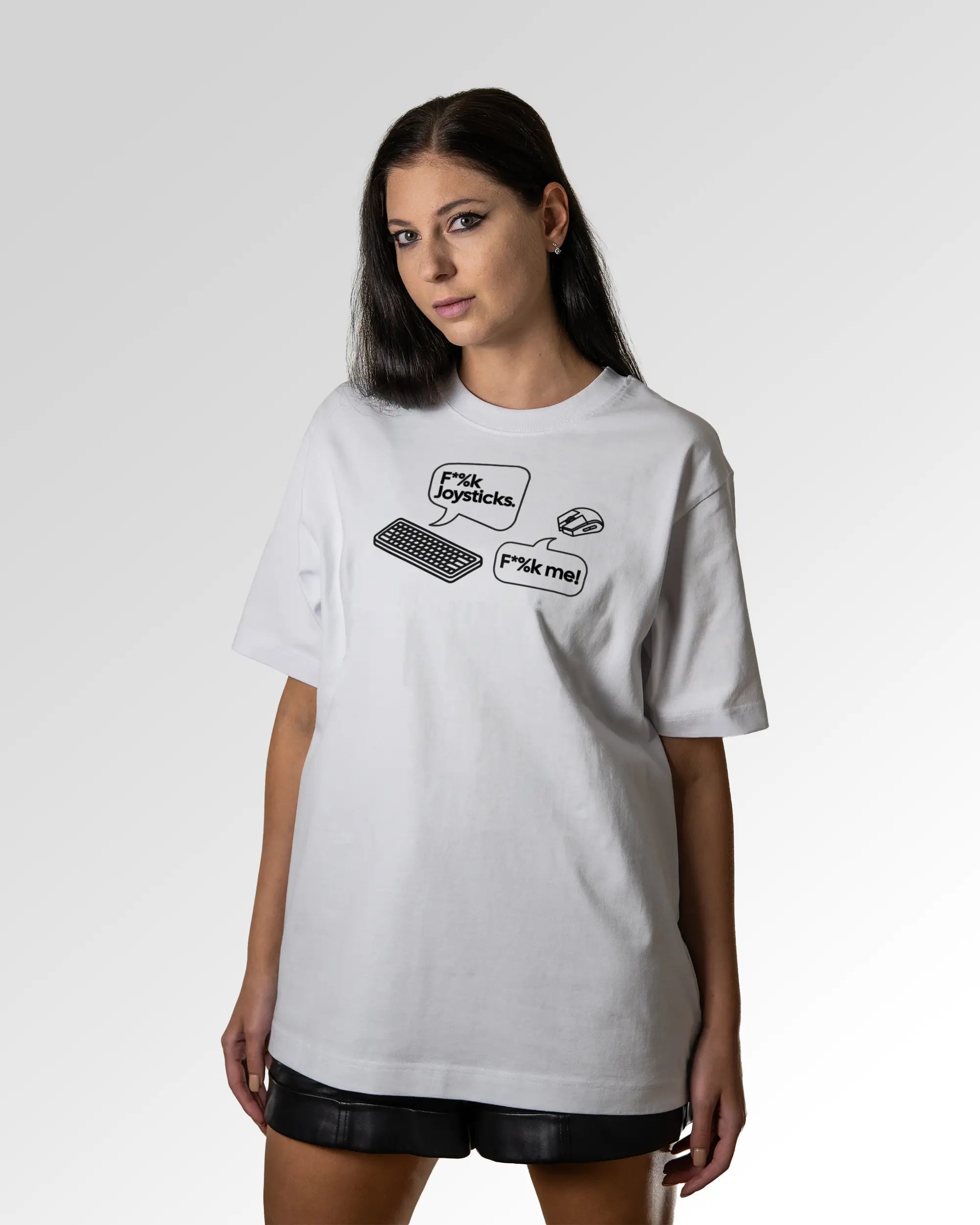Sekundärer Modelshot der Druckseite des Organic Unisex T-Shirts von Maondo im Oversized Fit mit dem Design Keystrokes in der Farbe White