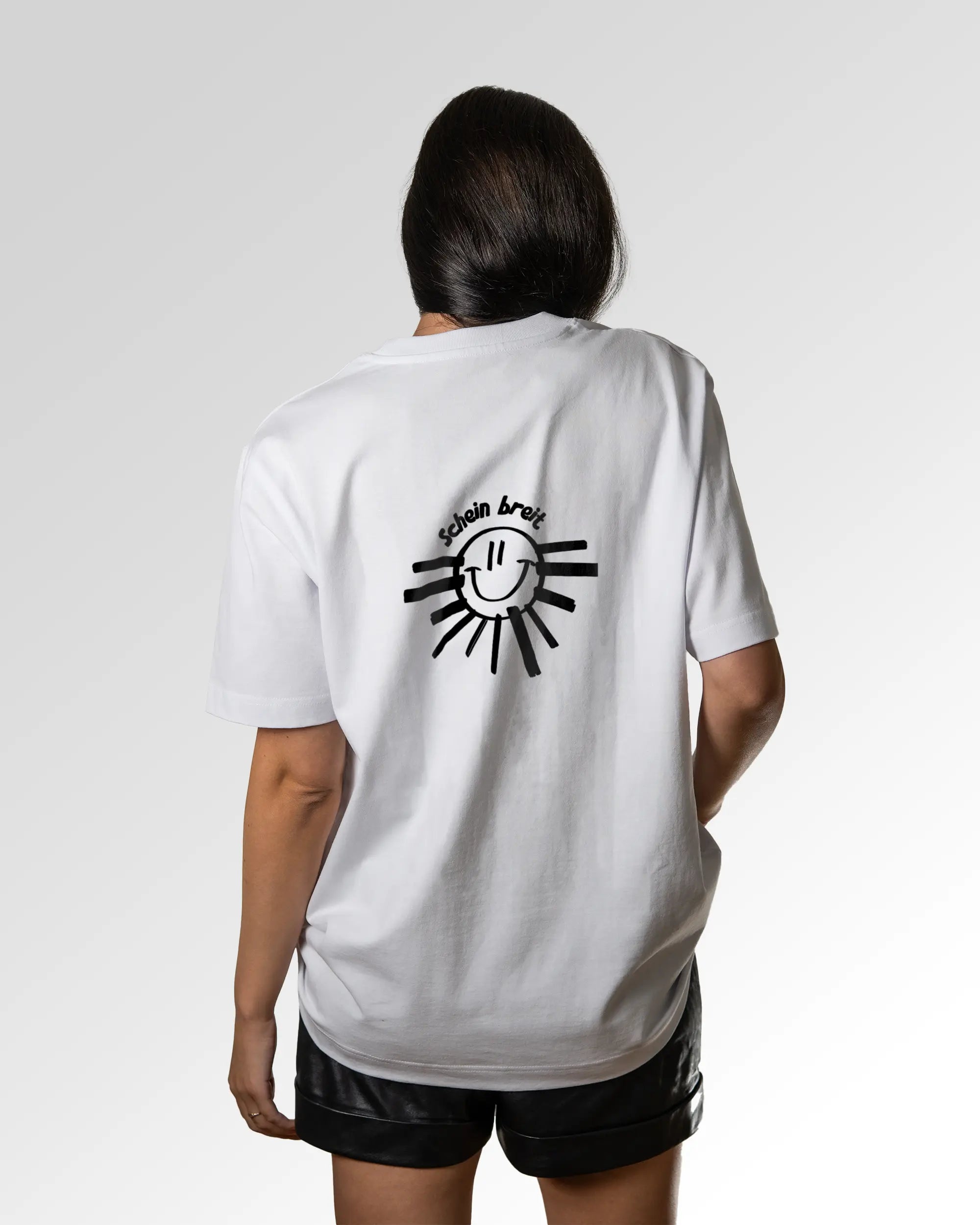 Sekundärer Modelshot der Druckseite des Organic Unisex T-Shirts von Maondo im Oversized Fit mit dem Design Schein Breit in der Farbe White