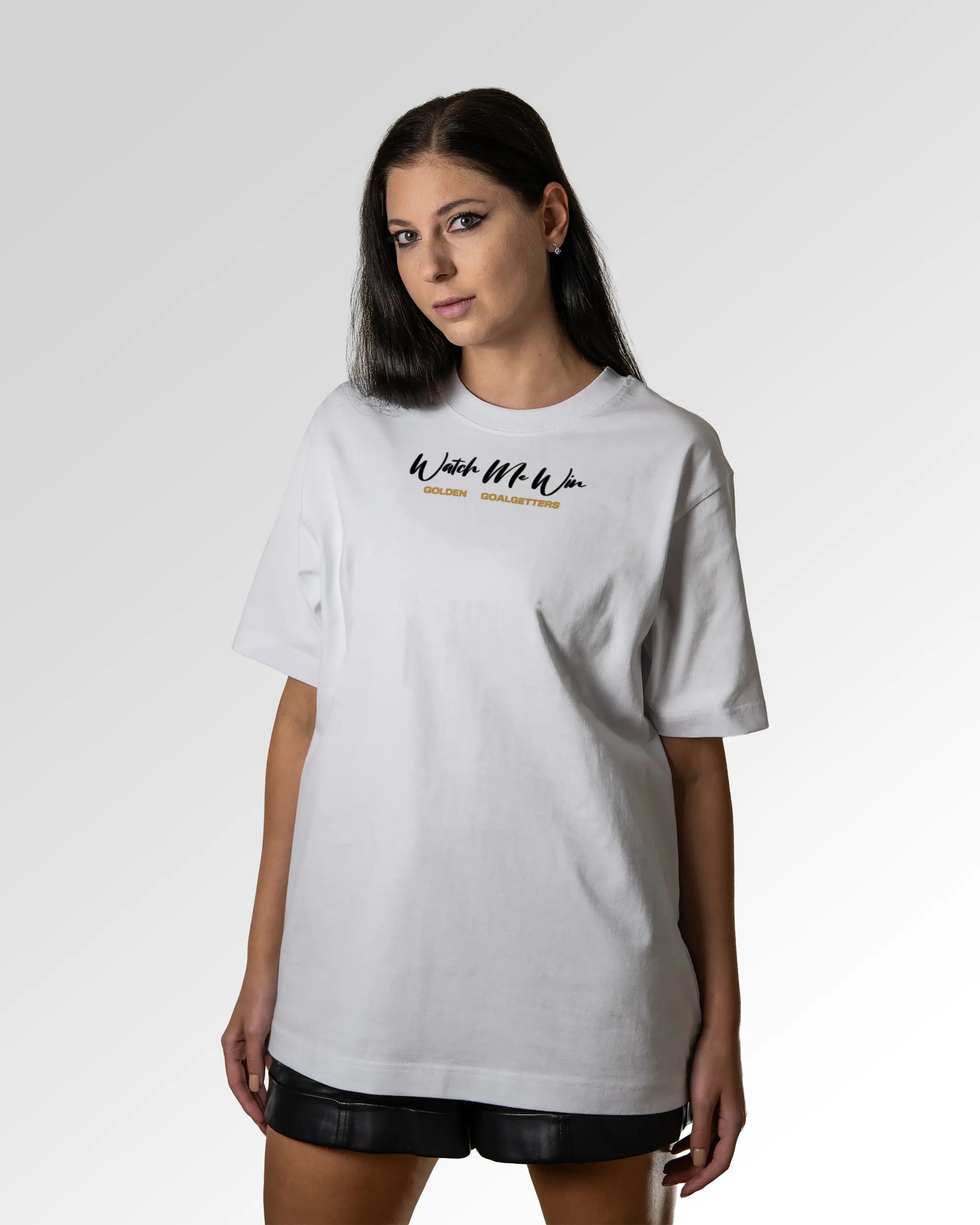 Weiblicher Modelshot der primären Druckseite des Organic Unisex T-Shirts von Maondo im Oversized Fit mit dem Design Golden Goalgetters in der Farbe White