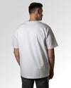 Primärer Modelshot der unbedruckten Seite des Organic Unisex T-Shirts von Maondo im Oversized Fit mit dem Design Einfach Anfangen in der Farbe White