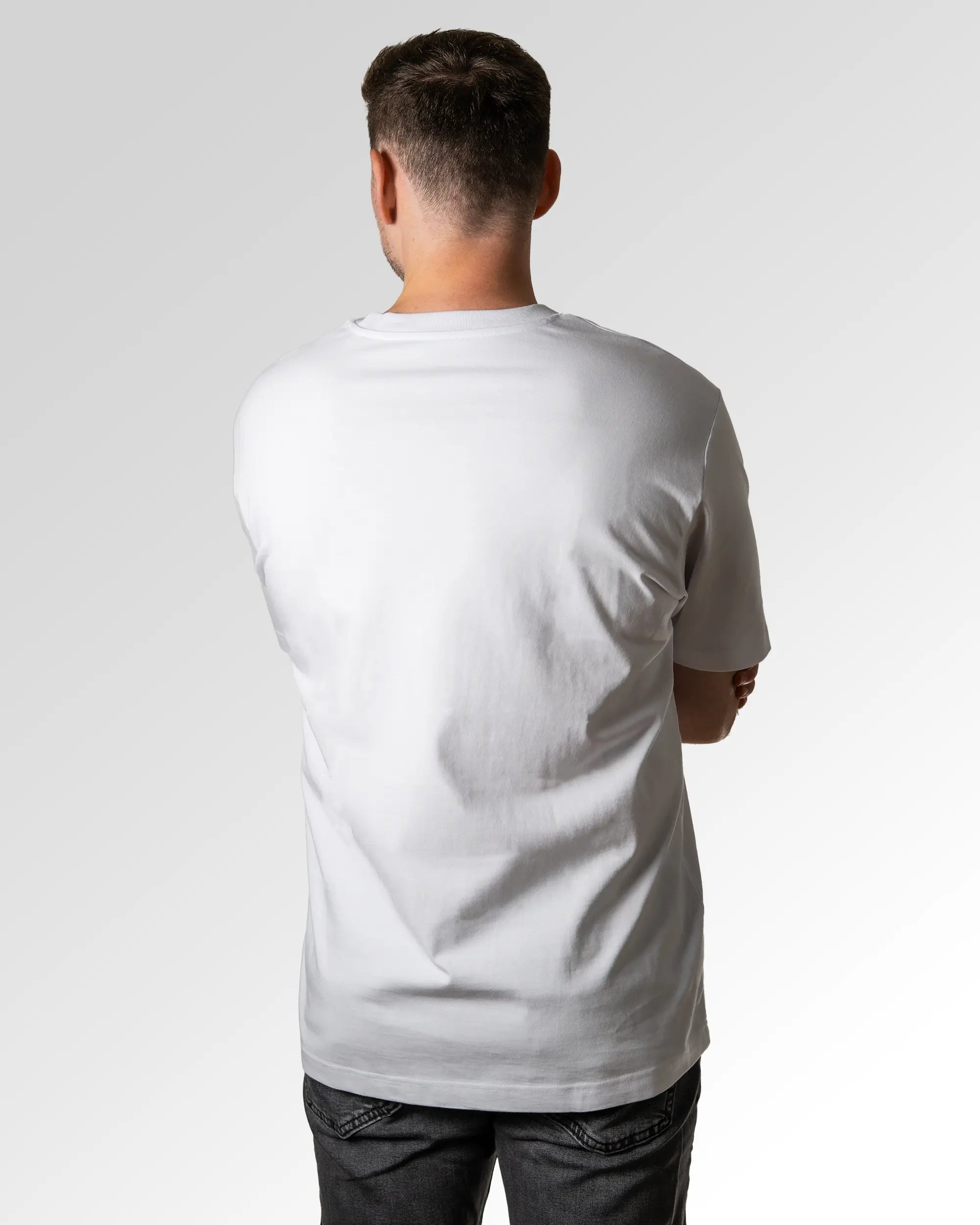 Primärer Modelshot der unbedruckten Seite des Organic Unisex T-Shirts von Maondo im Oversized Fit mit dem Design Krankmeldung in der Farbe White