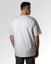 Primärer Modelshot der unbedruckten Seite des Organic Unisex T-Shirts von Maondo im Oversized Fit mit dem Design Less Pointless in der Farbe White