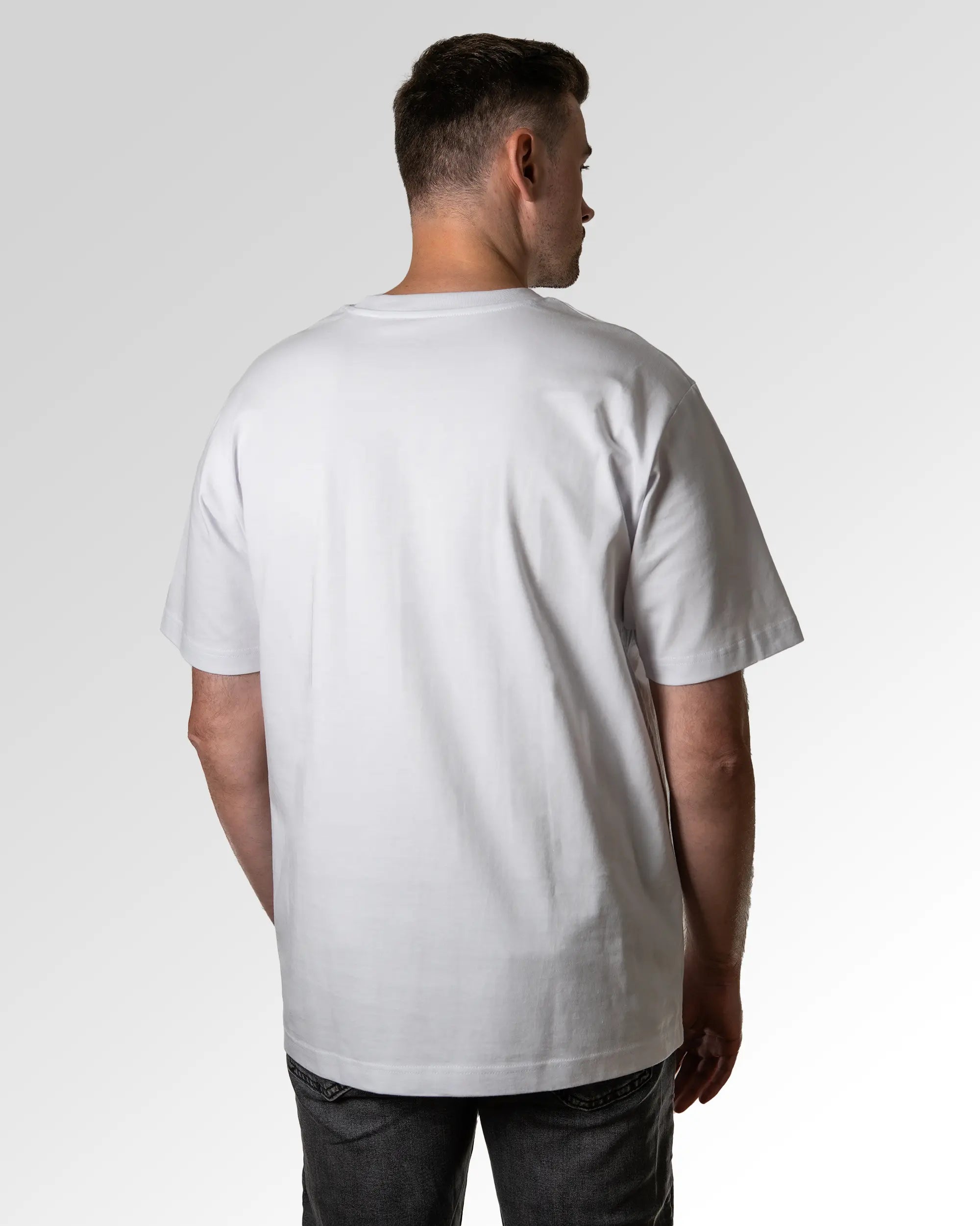 Primärer Modelshot der unbedruckten Seite des Organic Unisex T-Shirts von Maondo im Oversized Fit mit dem Design Miau Gang in der Farbe White