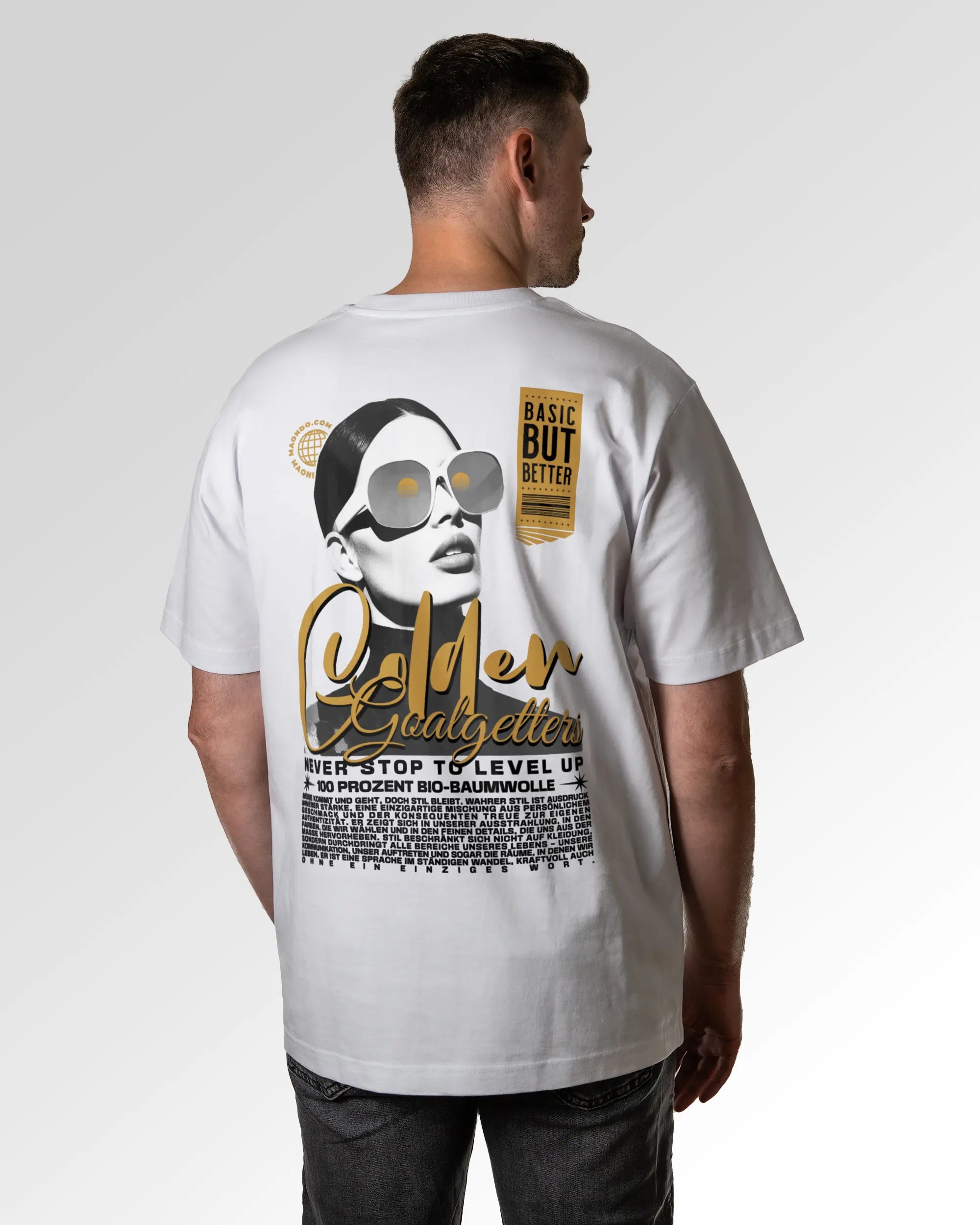 Männlicher Modelshot der sekundären Druckseite des Organic Unisex T-Shirts von Maondo im Oversized Fit mit dem Design Golden Goalgetters in der Farbe White
