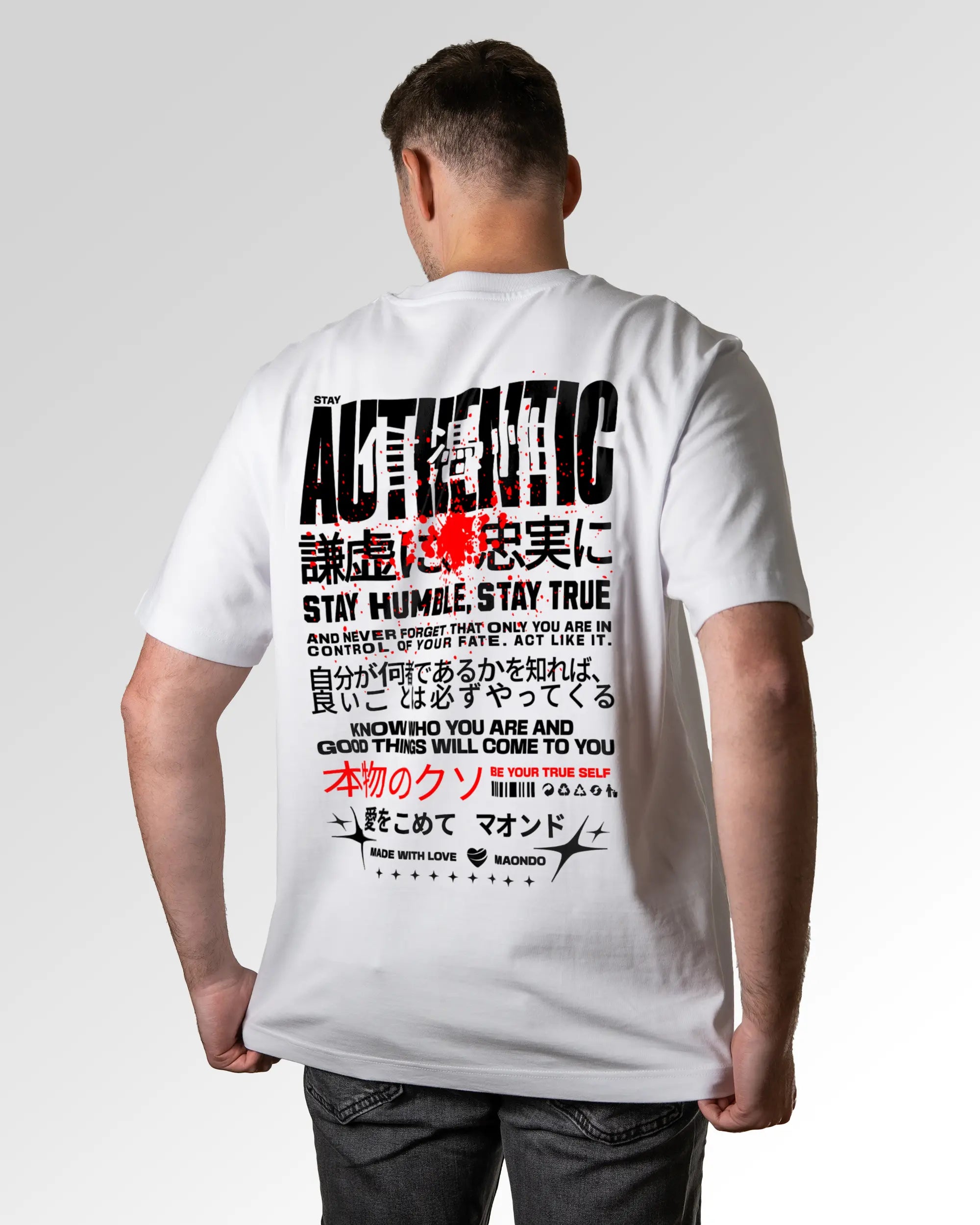 Männlicher Modelshot der sekundären Druckseite des Organic Unisex T-Shirts von Maondo im Oversized Fit mit dem Design Authentic Shit in der Farbe White