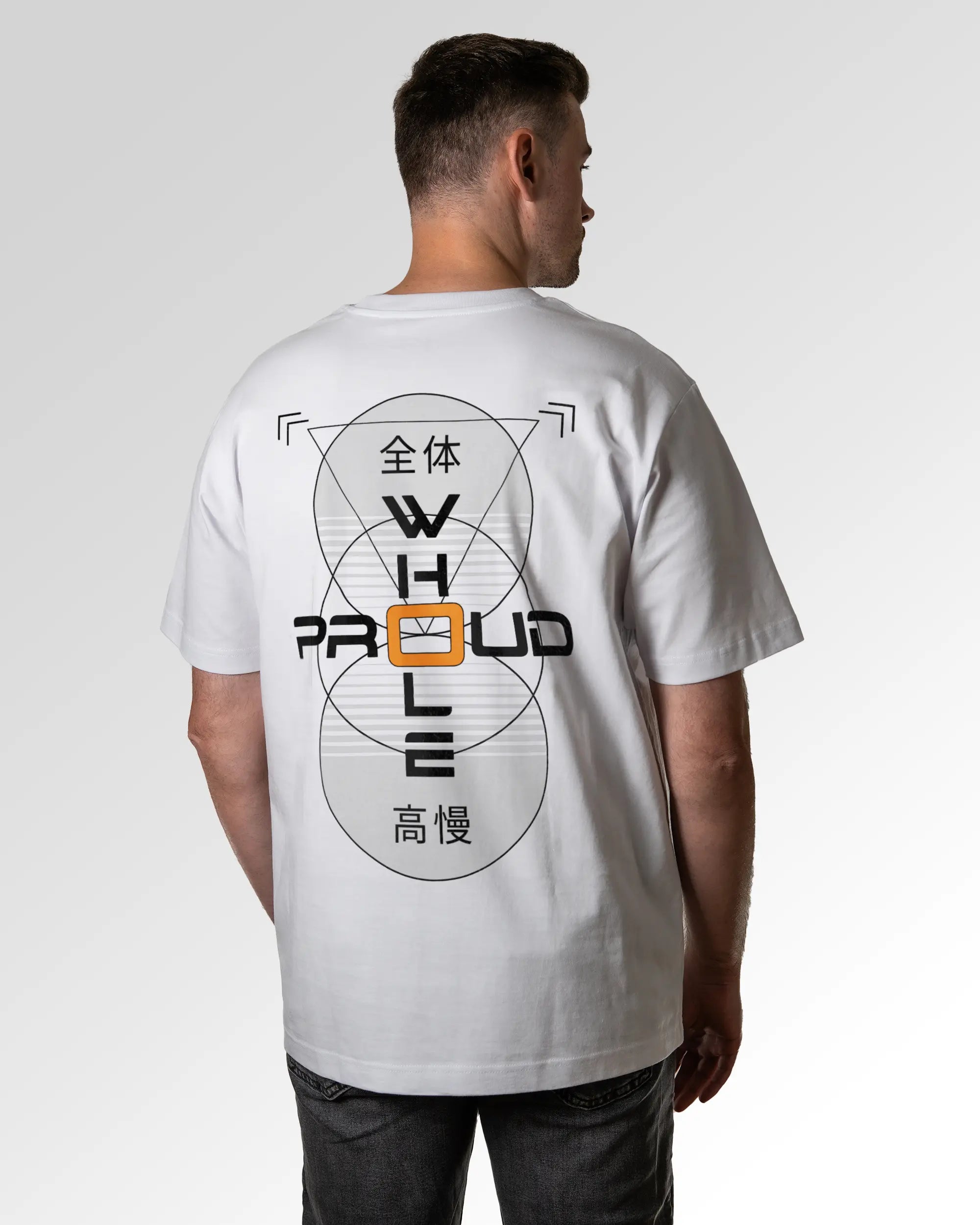 Männlicher Modelshot der sekundären Druckseite des Organic Unisex T-Shirts von Maondo im Oversized Fit mit dem Design Whole and proud in der Farbe White