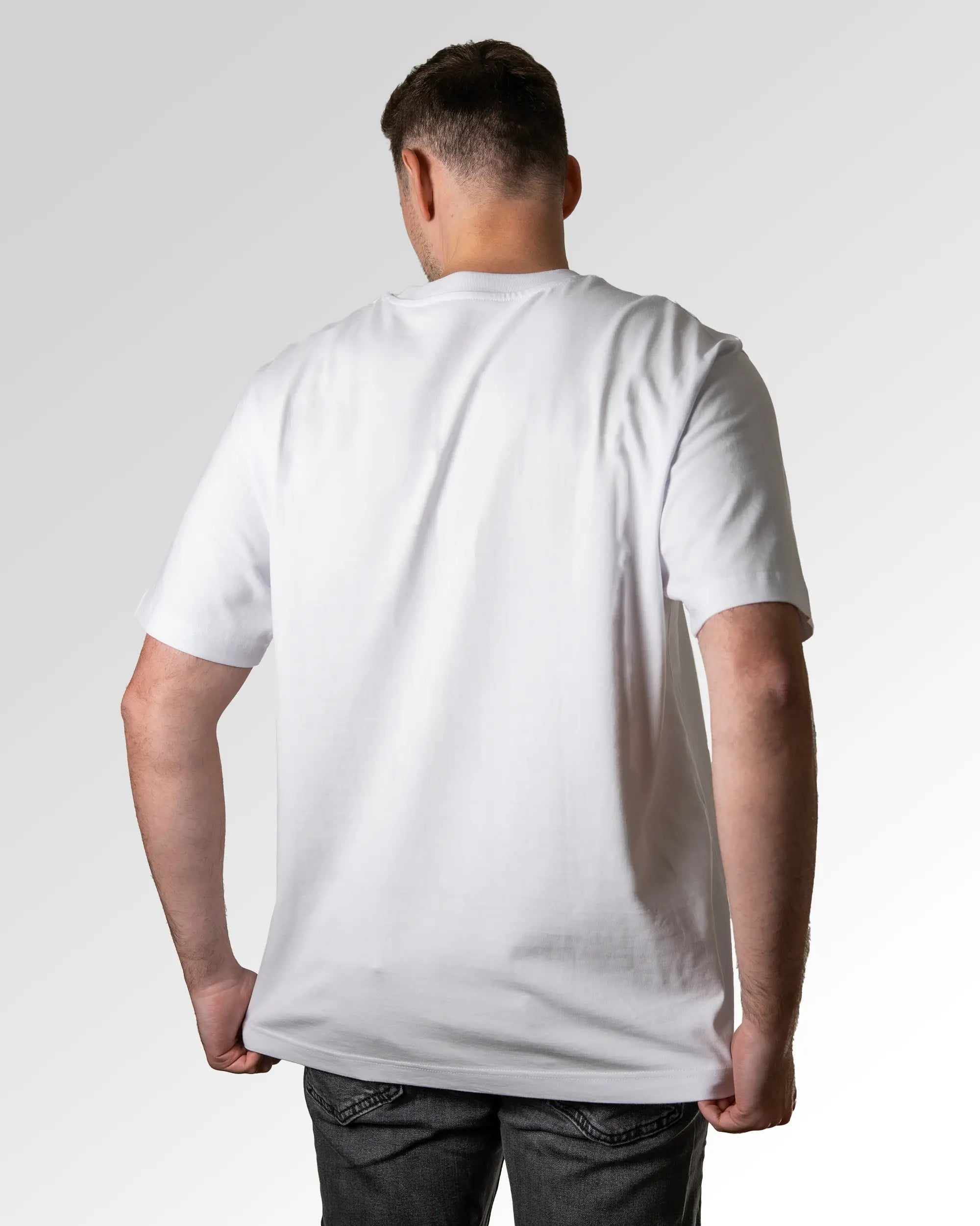 Primärer Modelshot der unbedruckten Seite des Organic Unisex T-Shirts von Maondo im Oversized Fit mit dem Design Nur noch ein Game in der Farbe White