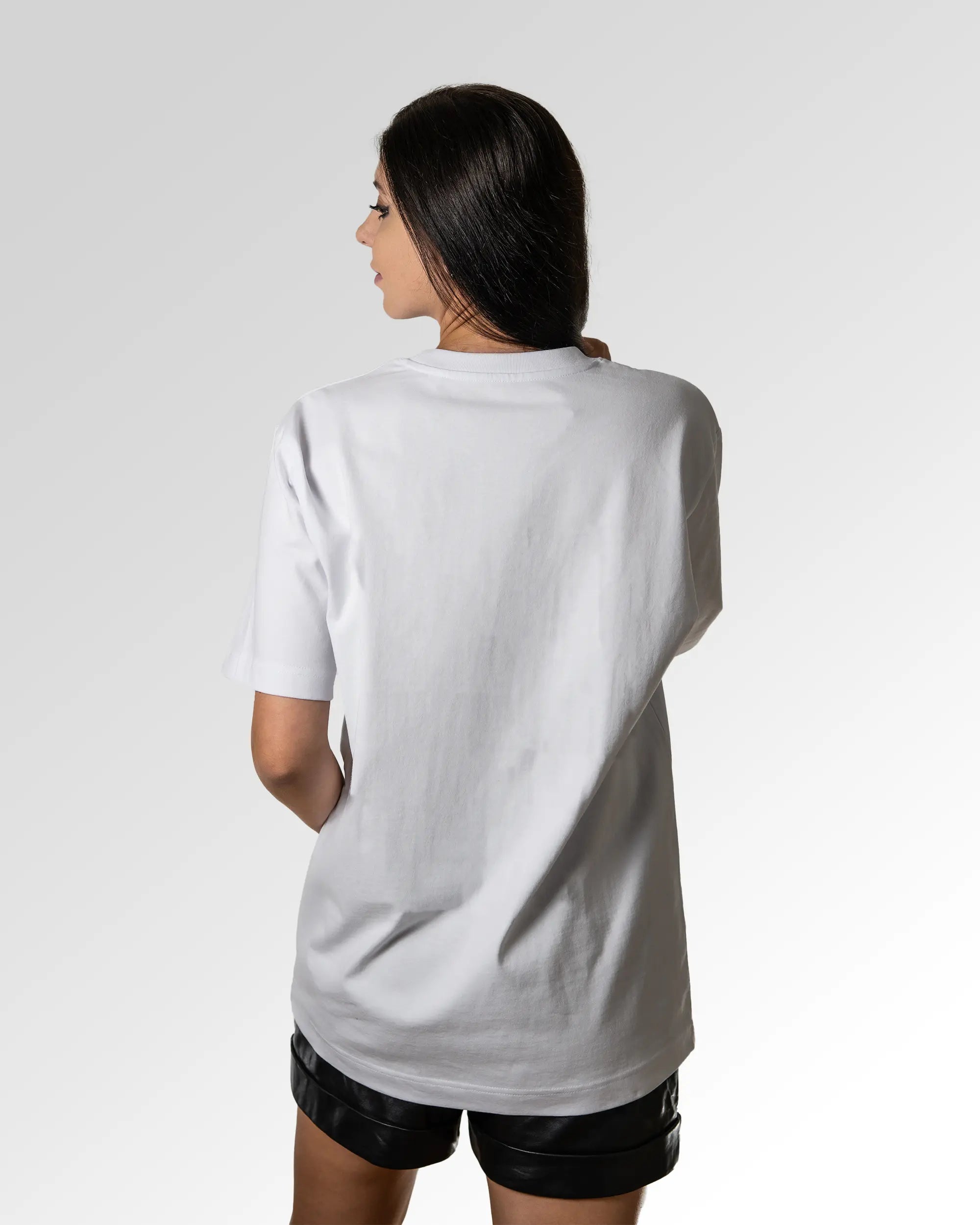 Sekundärer Modelshot der unbedruckten Seite des Organic Unisex T-Shirts von Maondo im Oversized Fit mit dem Design Dolce & Gabba in der Farbe White