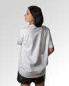 Sekundärer Modelshot der unbedruckten Seite des Organic Unisex T-Shirts von Maondo im Oversized Fit mit dem Design Krankmeldung in der Farbe White