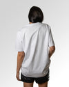 Sekundärer Modelshot der unbedruckten Seite des Organic Unisex T-Shirts von Maondo im Oversized Fit mit dem Design Die richtige Antwort in der Farbe White
