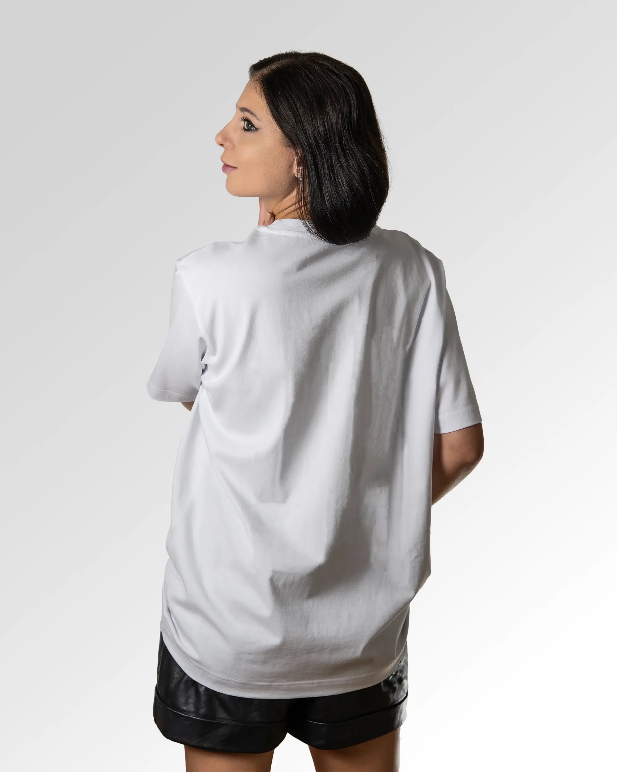Sekundärer Modelshot der unbedruckten Seite des Organic Unisex T-Shirts von Maondo im Oversized Fit mit dem Design Ein Brett geben in der Farbe White