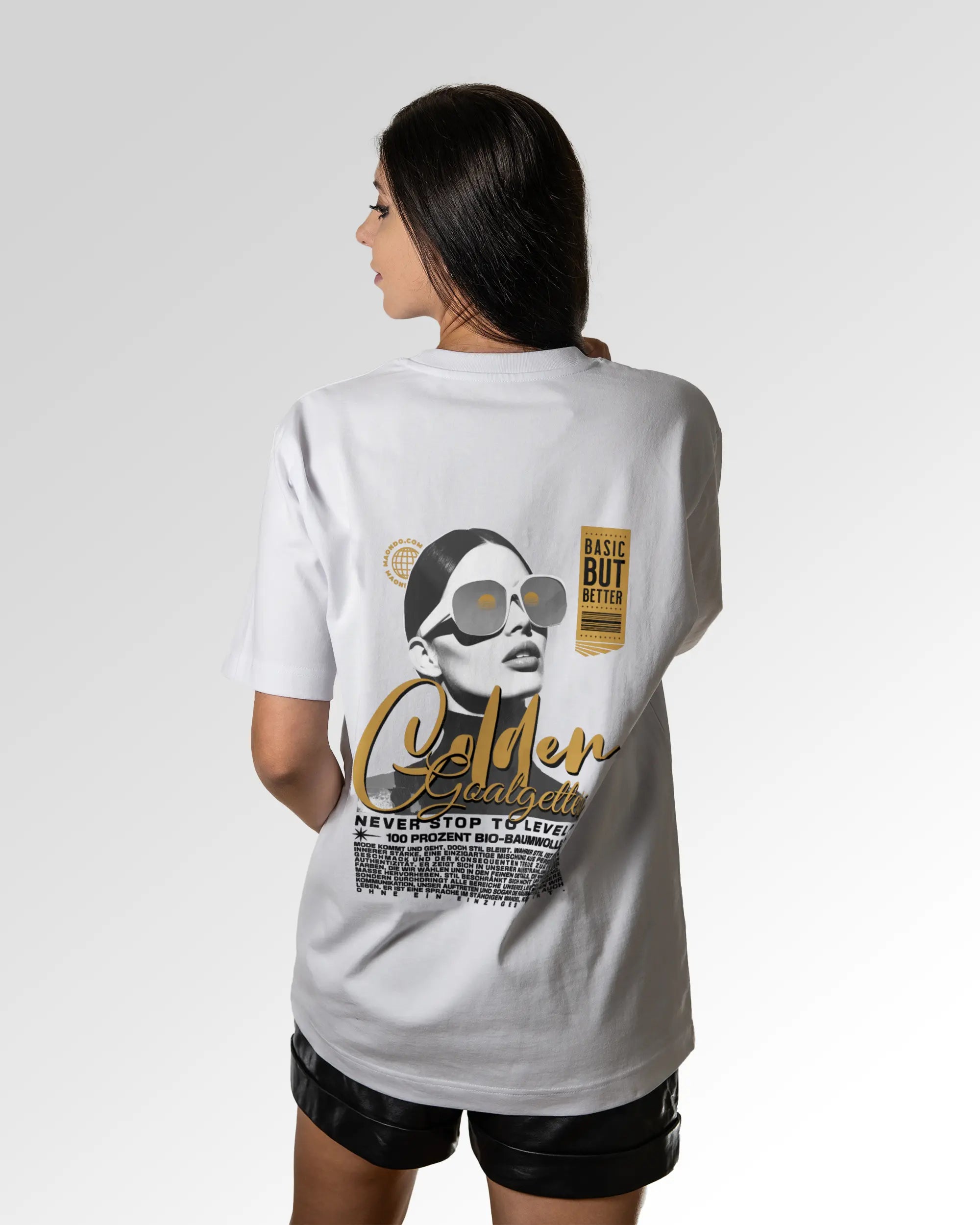 Weiblicher Modelshot der sekundären Druckseite des Organic Unisex T-Shirts von Maondo im Oversized Fit mit dem Design Golden Goalgetters in der Farbe White