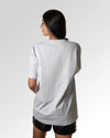 Sekundärer Modelshot der unbedruckten Seite des Organic Unisex T-Shirts von Maondo im Oversized Fit mit dem Design Apex Storytime in der Farbe White
