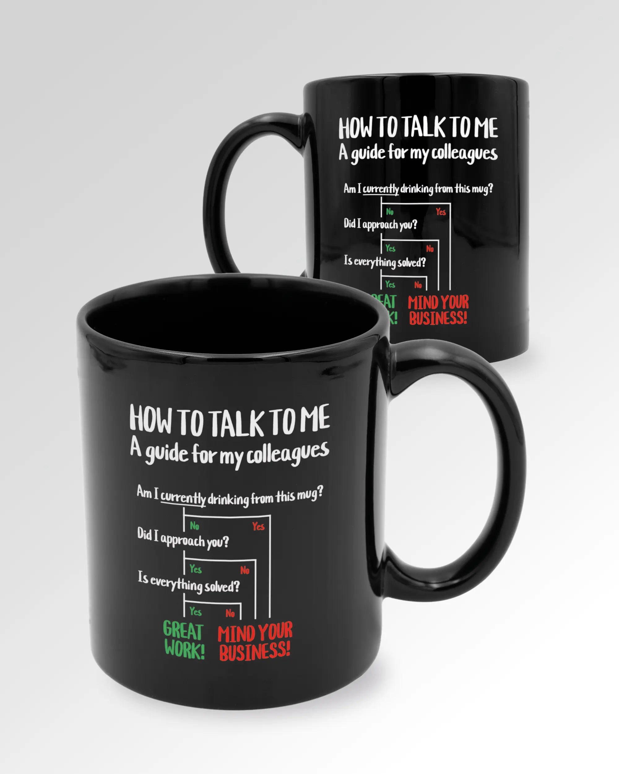 Seitenansicht der beidseitig bedruckten Keramiktasse von Maondo mit dem Design Colleagues Guide in der Farbe Black