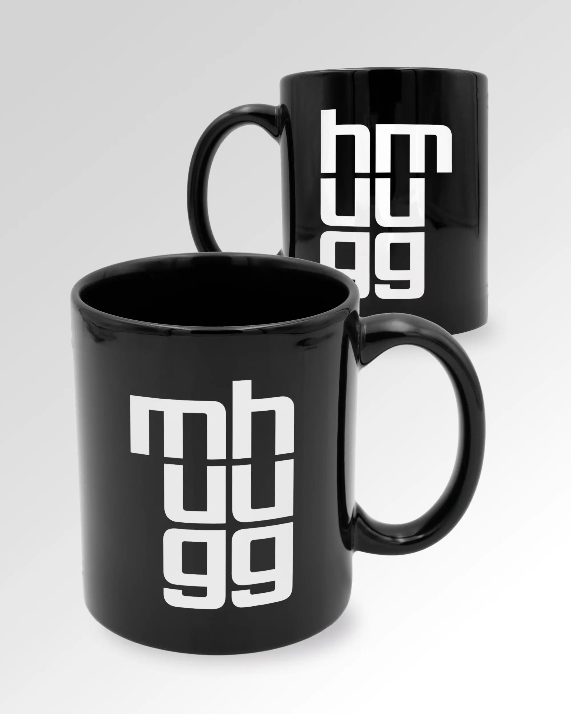 Seitenansicht der beidseitig bedruckten Keramiktasse von Maondo mit dem Design Hug Mug in der Farbe Black