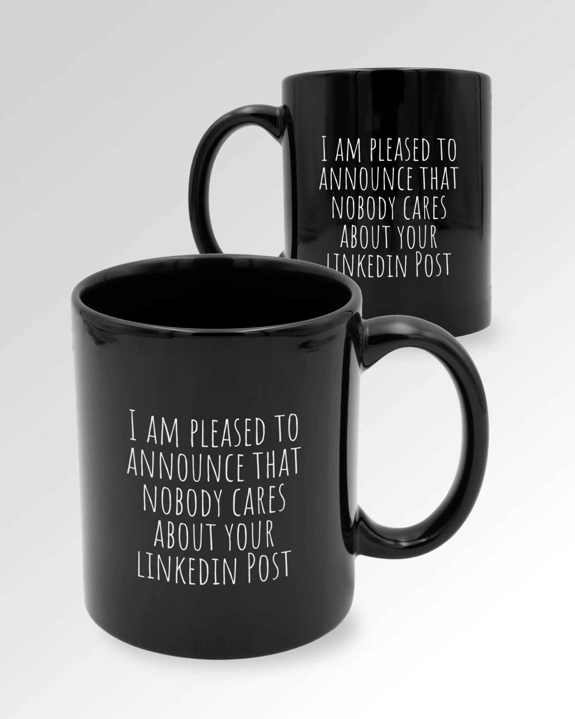 Seitenansicht der beidseitig bedruckten Keramiktasse von Maondo mit dem Design Please Unannounce in der Farbe Black