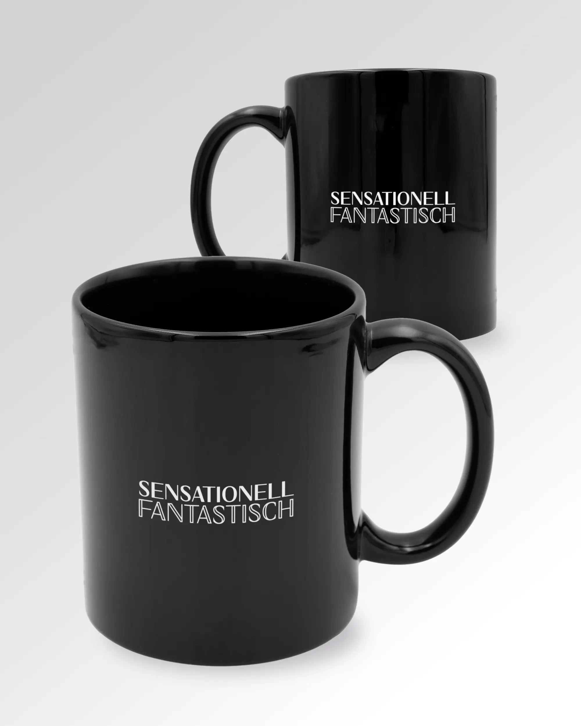 Seitenansicht der beidseitig bedruckten Keramiktasse von Maondo mit dem Design Sensationell in der Farbe Black