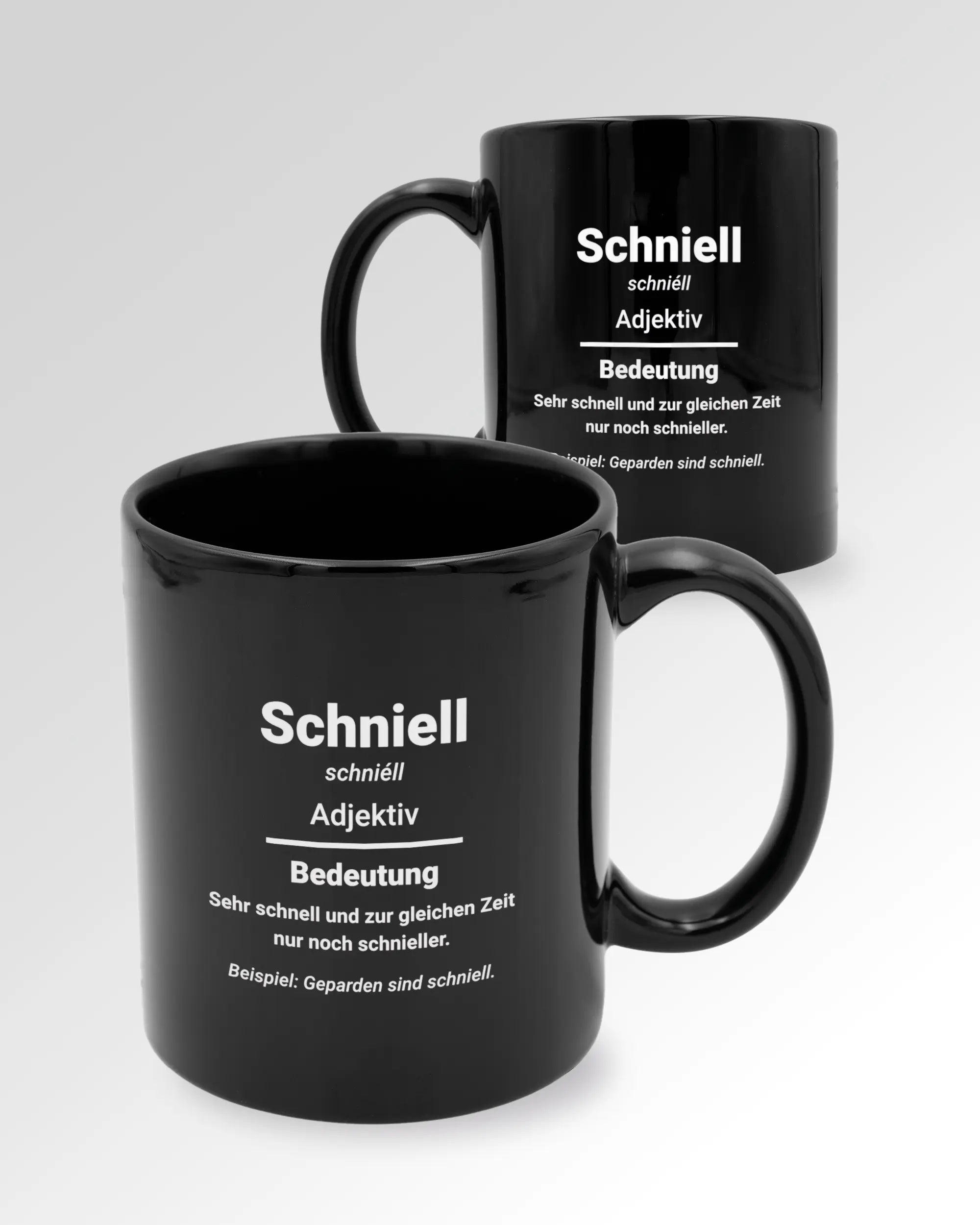 Seitenansicht der beidseitig bedruckten Keramiktasse von Maondo mit dem Design Schniell in der Farbe Black