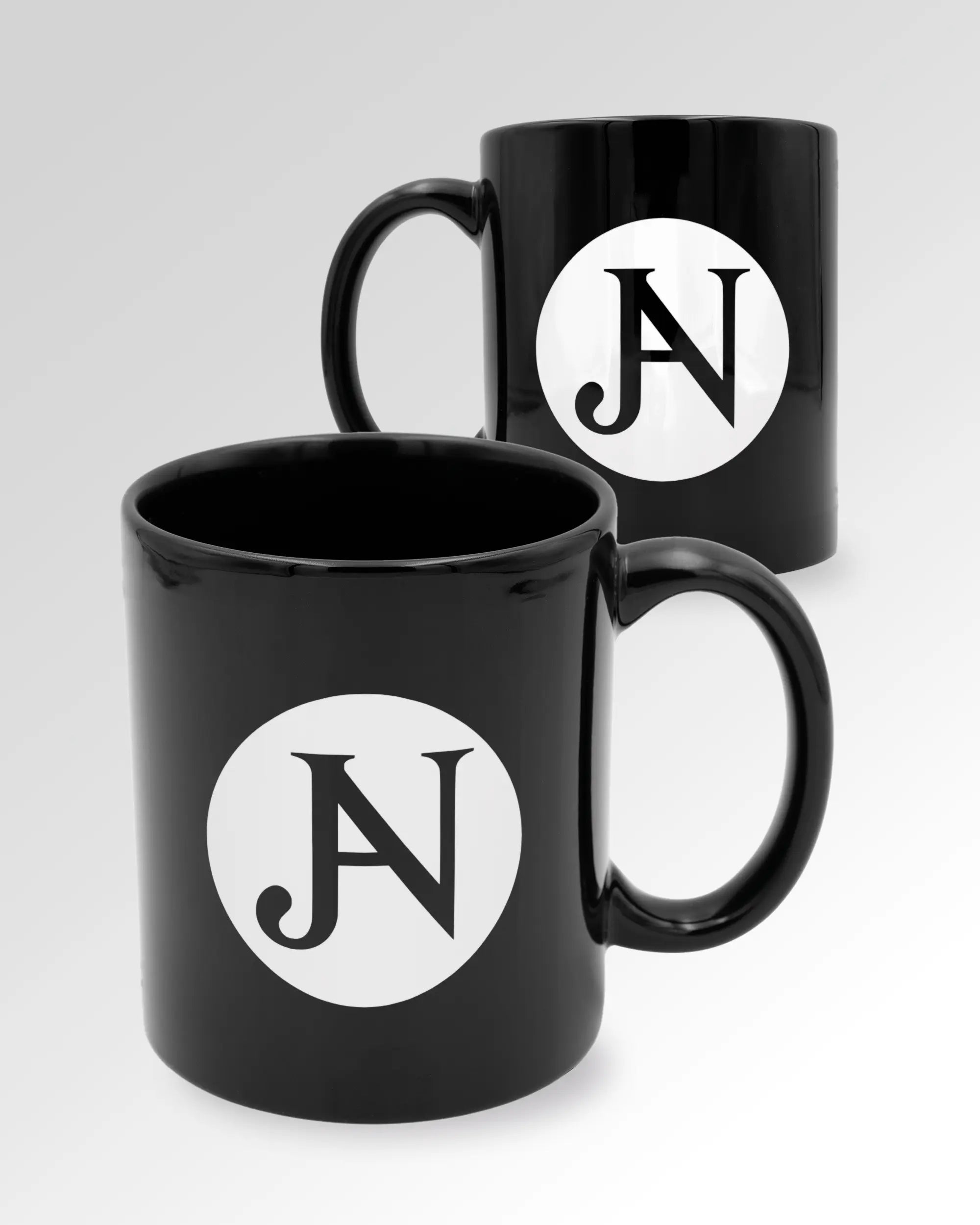 Seitenansicht der beidseitig bedruckten Keramiktasse von Maondo mit dem Design JB1 in der Farbe Black