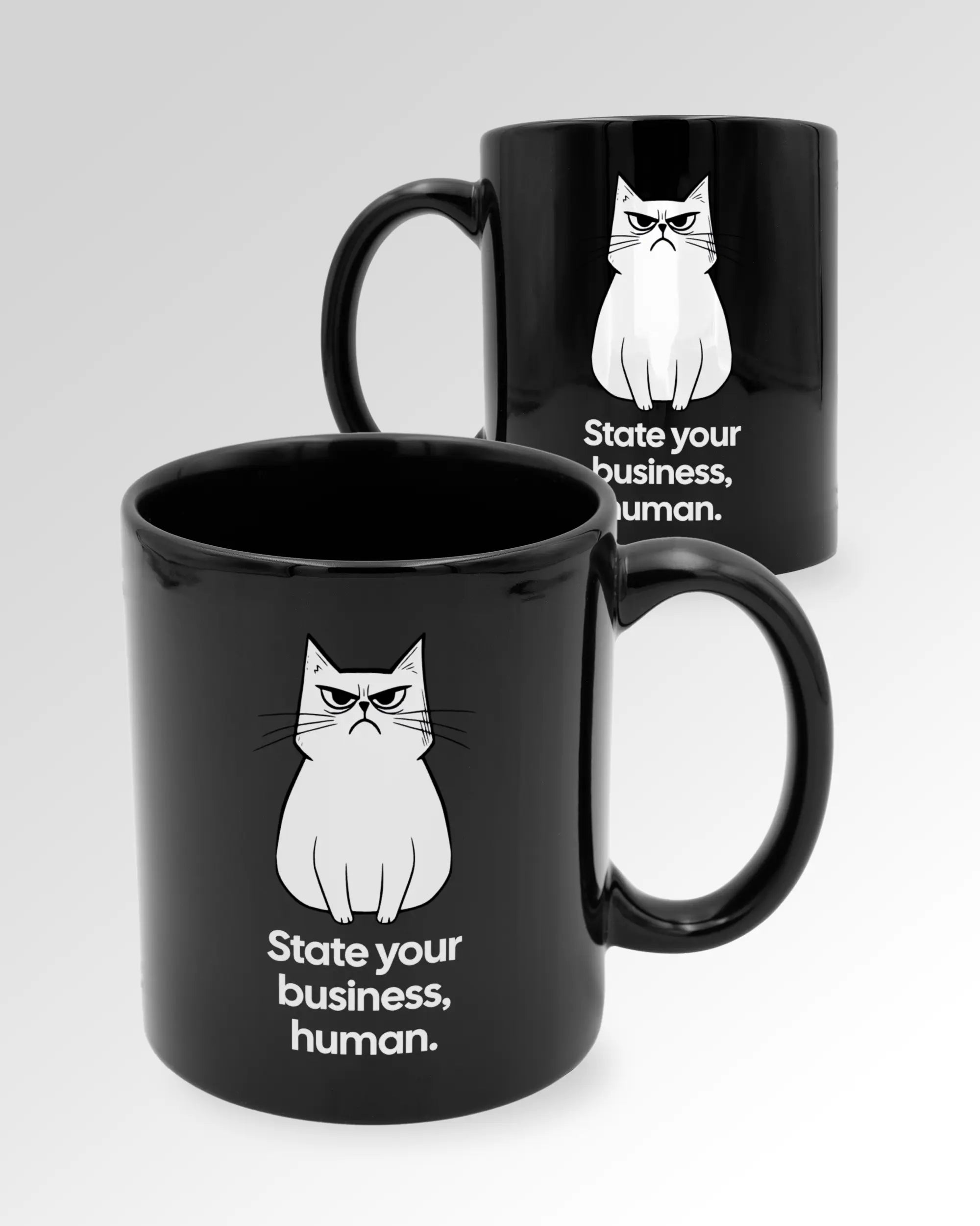 Seitenansicht der beidseitig bedruckten Keramiktasse von Maondo mit dem Design Grumpy Purr in der Farbe Black
