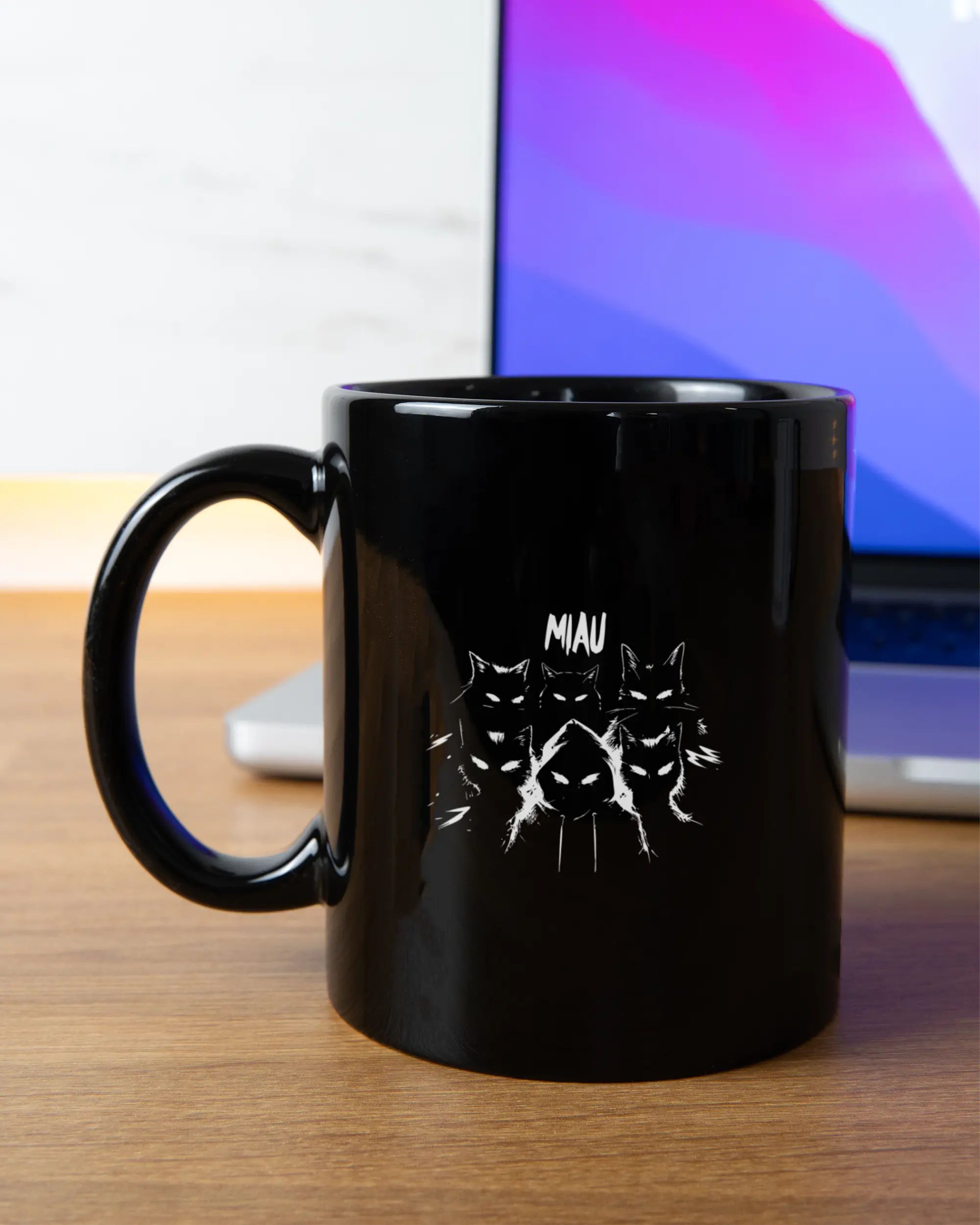 Homeoffice Aufnahme der beidseitig bedruckten Keramik Tasse von Maondo mit dem Design Miau Gang in der Farbe Schwarz