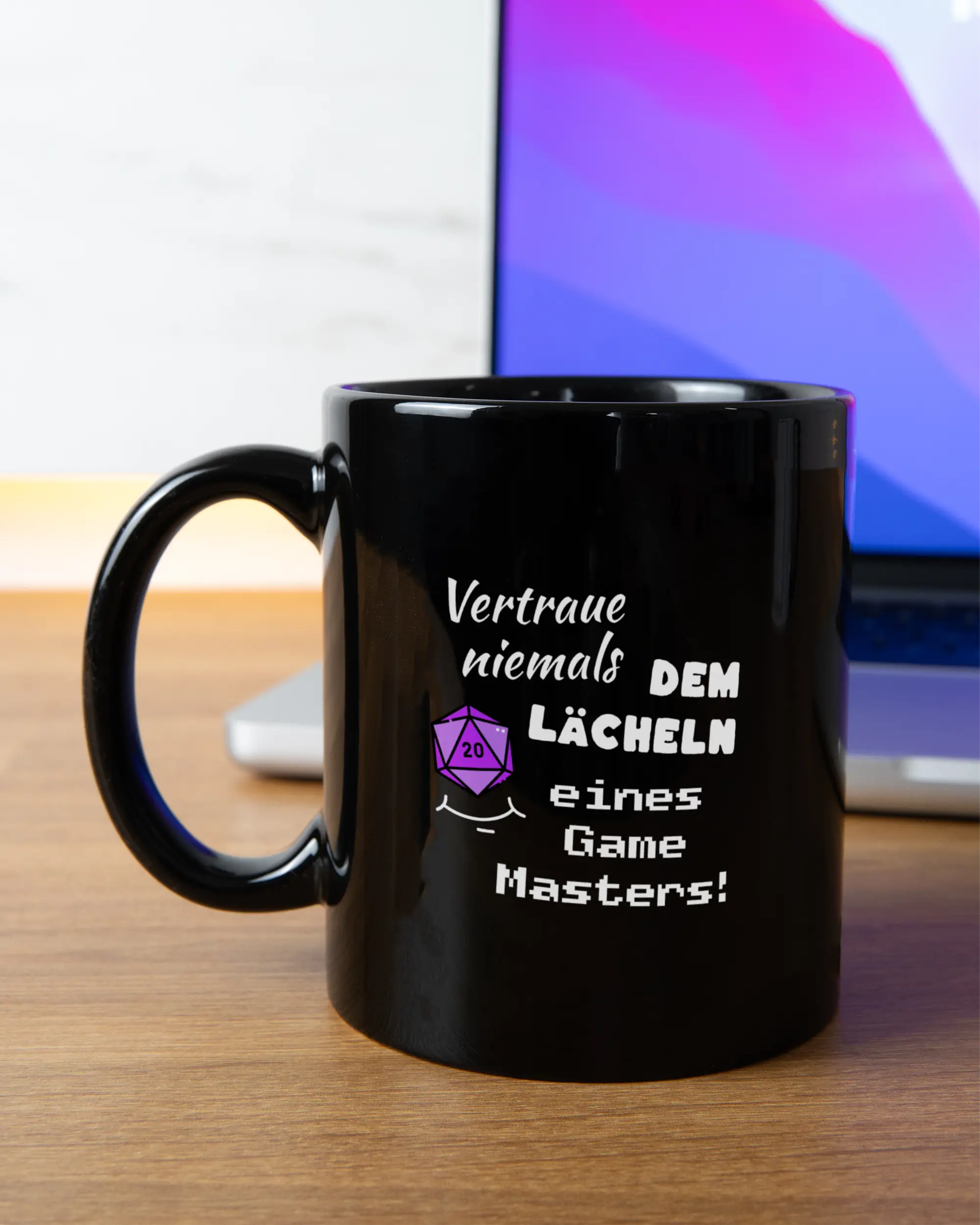 Homeoffice Aufnahme der beidseitig bedruckten Keramik Tasse von Maondo mit dem Design Game Master in der Farbe Schwarz