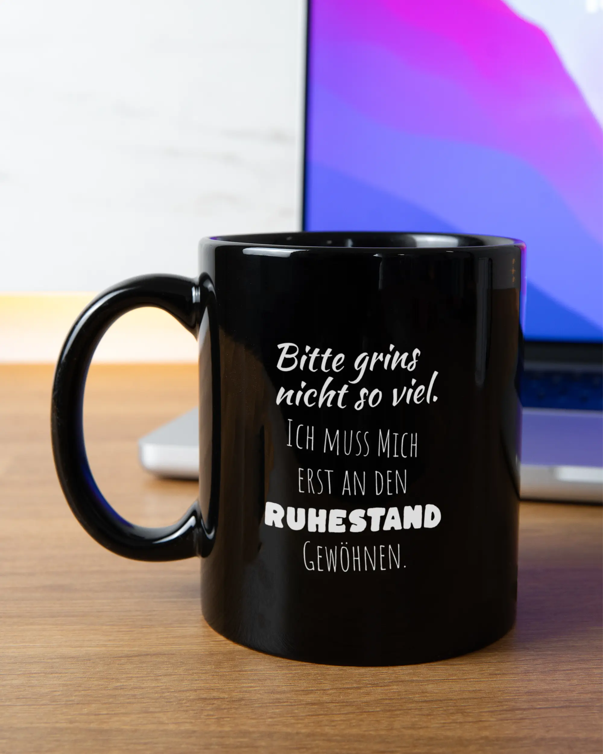 Homeoffice Aufnahme der beidseitig bedruckten Keramik Tasse von Maondo mit dem Design Ruhestandslos in der Farbe Schwarz