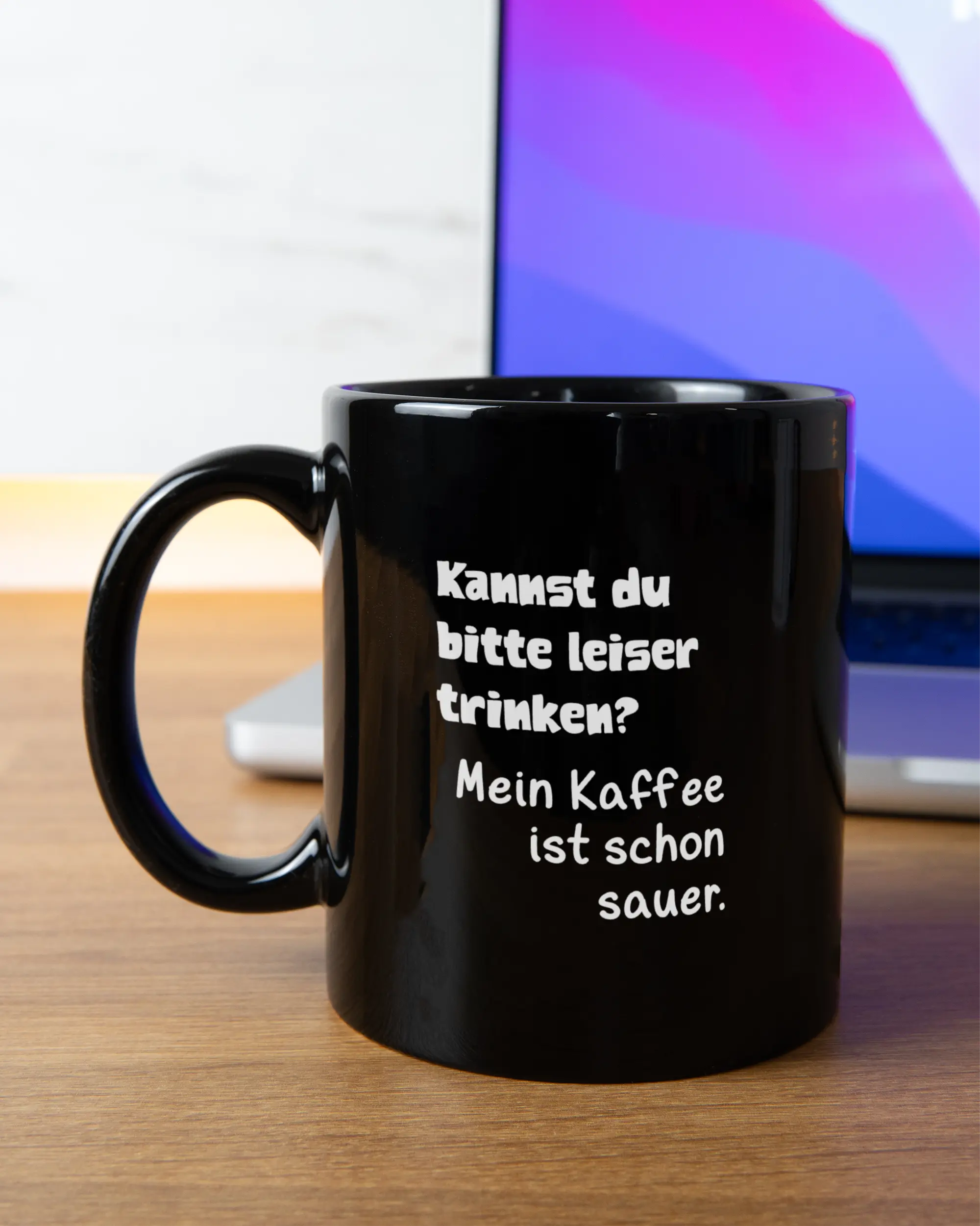 Homeoffice Aufnahme der beidseitig bedruckten Keramik Tasse von Maondo mit dem Design Ruhiges Böhnchen in der Farbe Schwarz